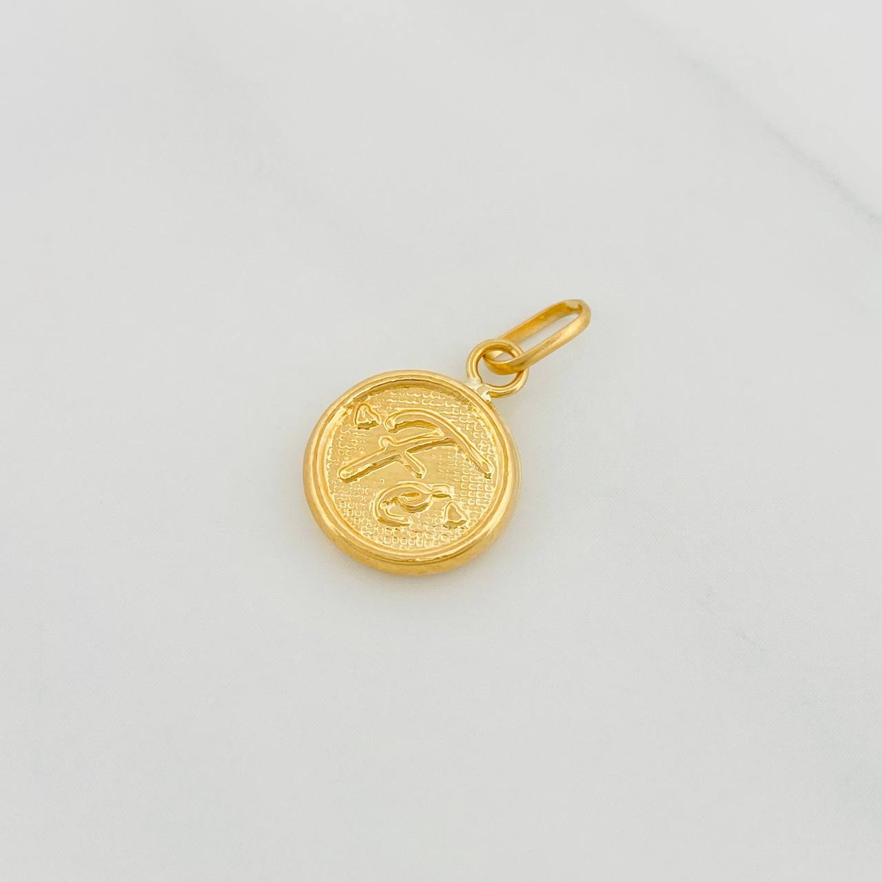 Dije Fe 0.55g / 3/4 in Oro Amarillo 18K