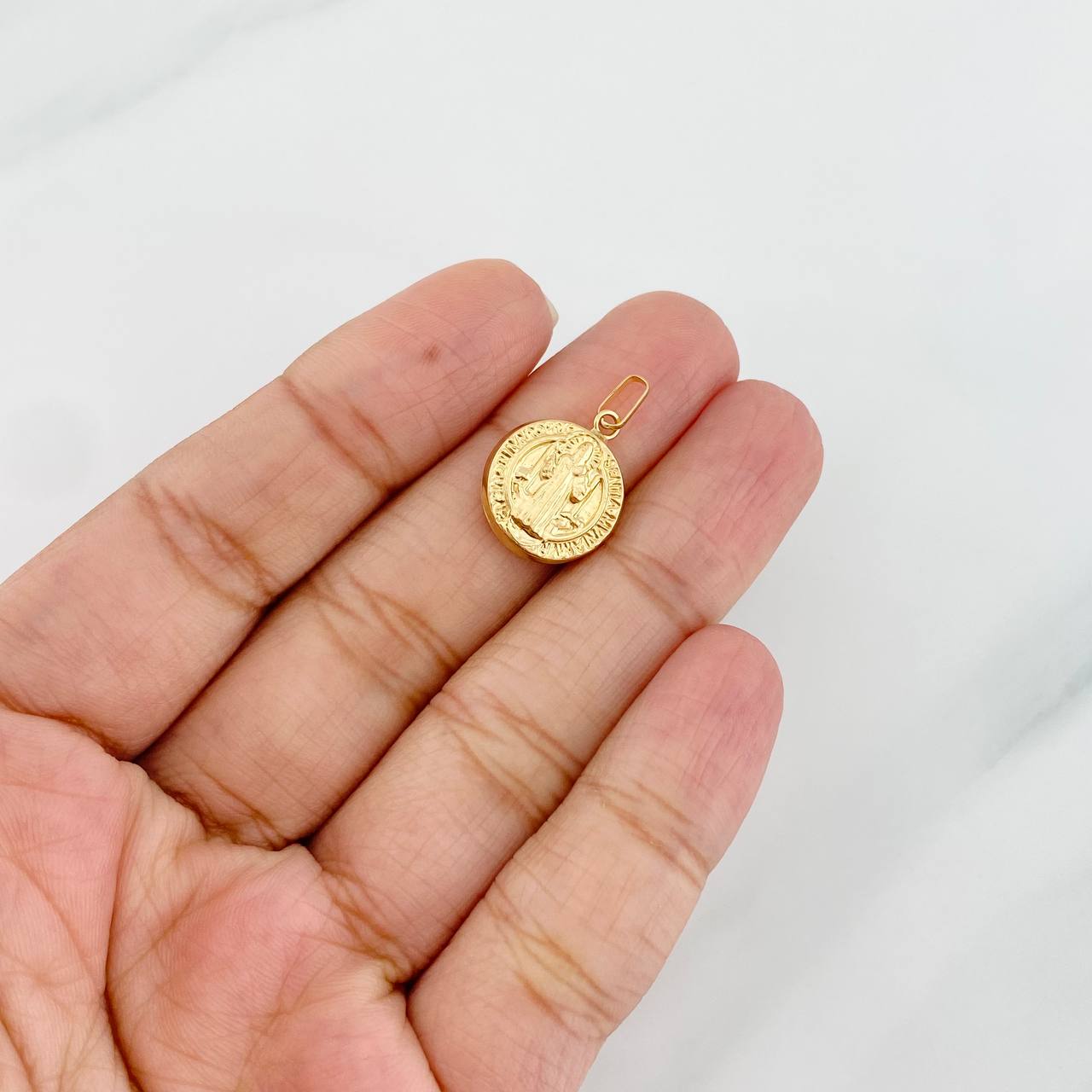 Dije Medalla San Benito 0.75g / 3/4 in Oro Amarillo 18K