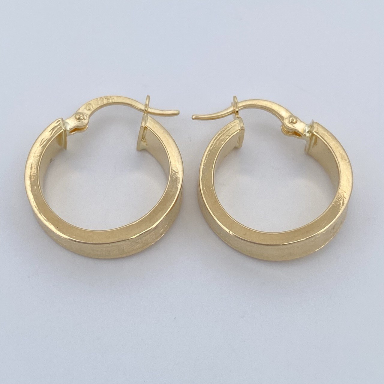 Hoop Earrings 2.25gr / 0.8in / 18K Gold &