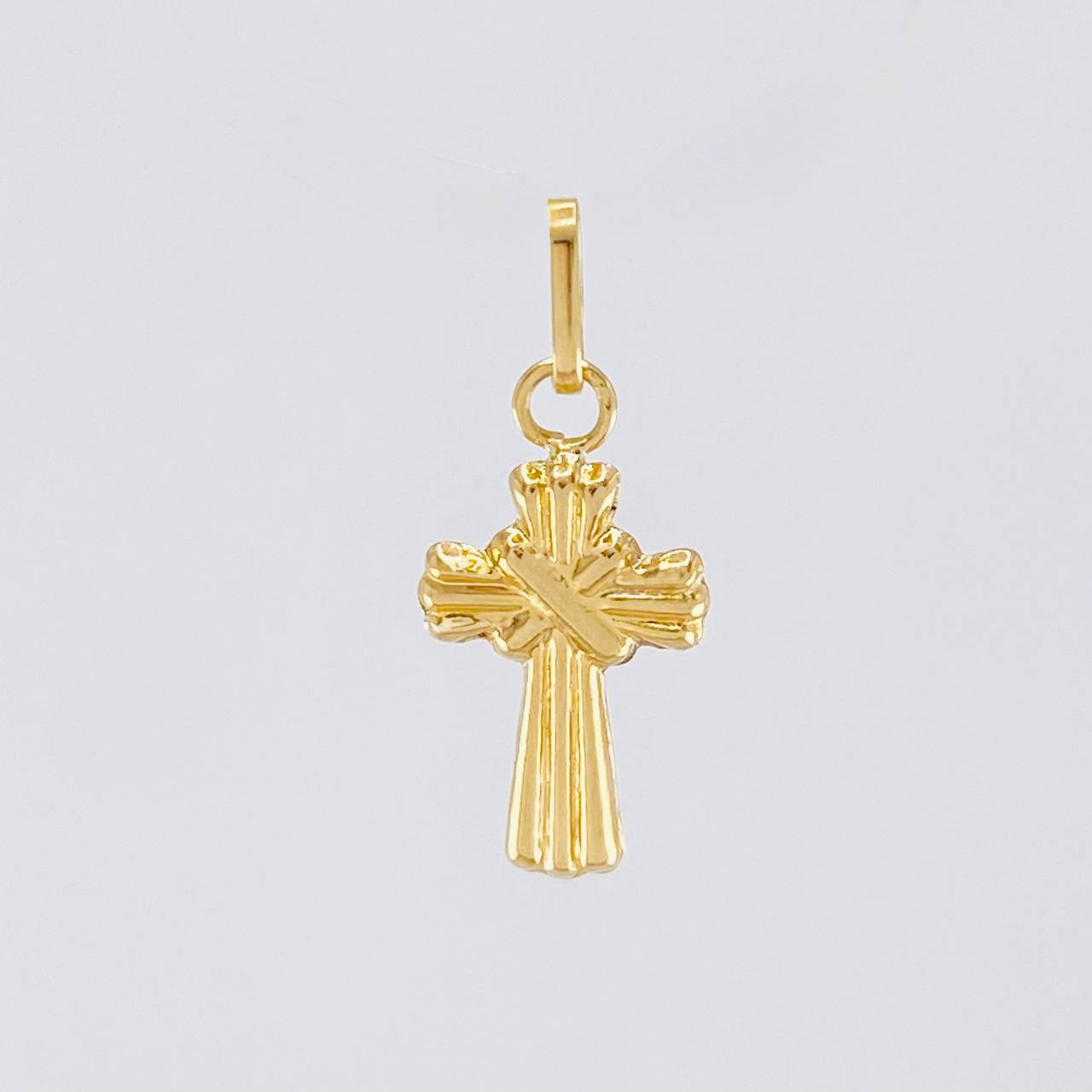 Dije Cruz Estriada 0.35g / 3/4 in Oro Amarillo 18K