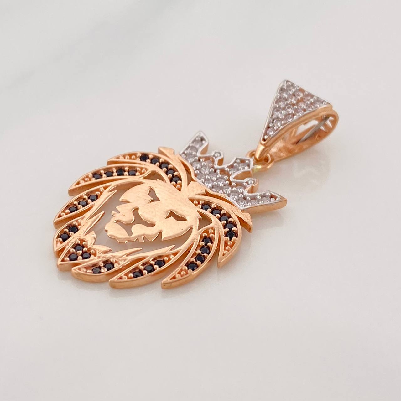 Dije León 3.15g / 1 1/2 in Dos Oros Blanco Rosa 18K