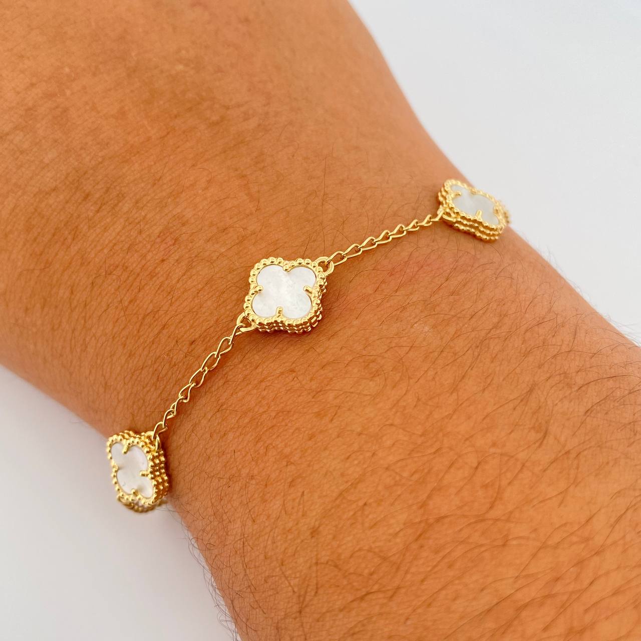 Pulso Espiga Trebol 6.45gr / 18cm-19.2cm / 1.6mm Nacar Blanco Oro Amarillo 18K $
