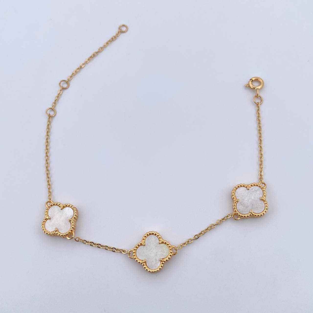 Pulso Aro Seguido Trebol 5.35gr / 15.5-16.7cm-19.8cm / 1.2mm Nacar Blanco Oro Amarillo 18K $