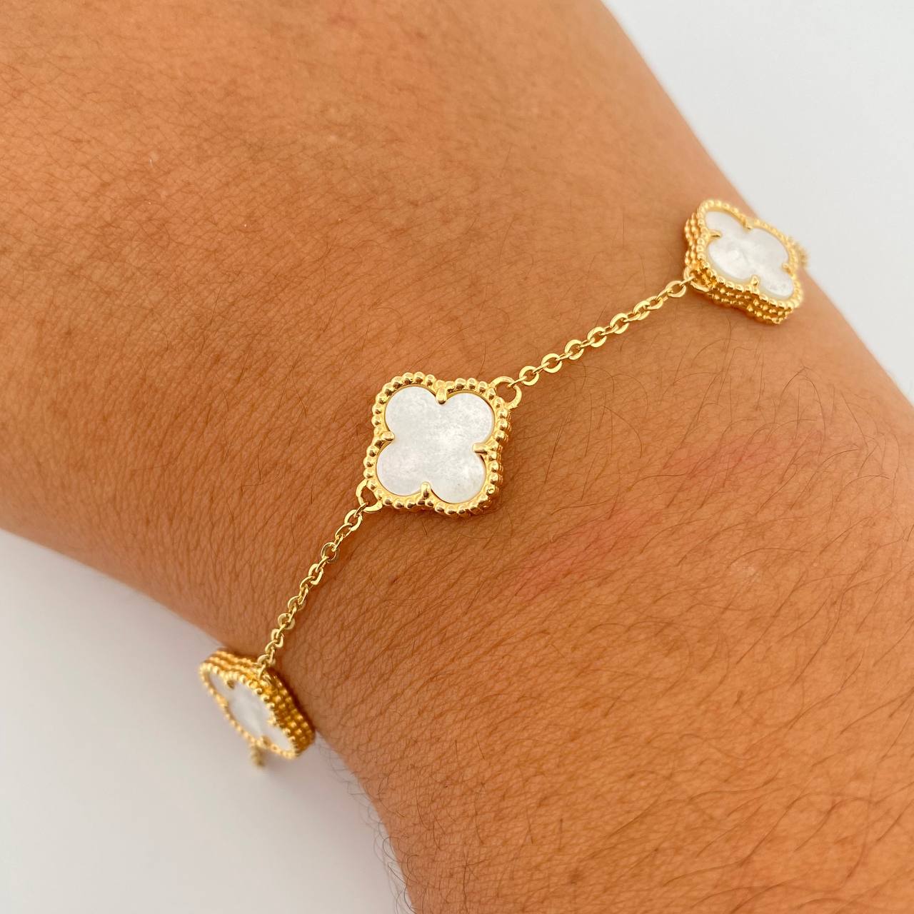Pulso Aro Seguido Trebol 5.35gr / 15.5-16.7cm-19.8cm / 1.2mm Nacar Blanco Oro Amarillo 18K $