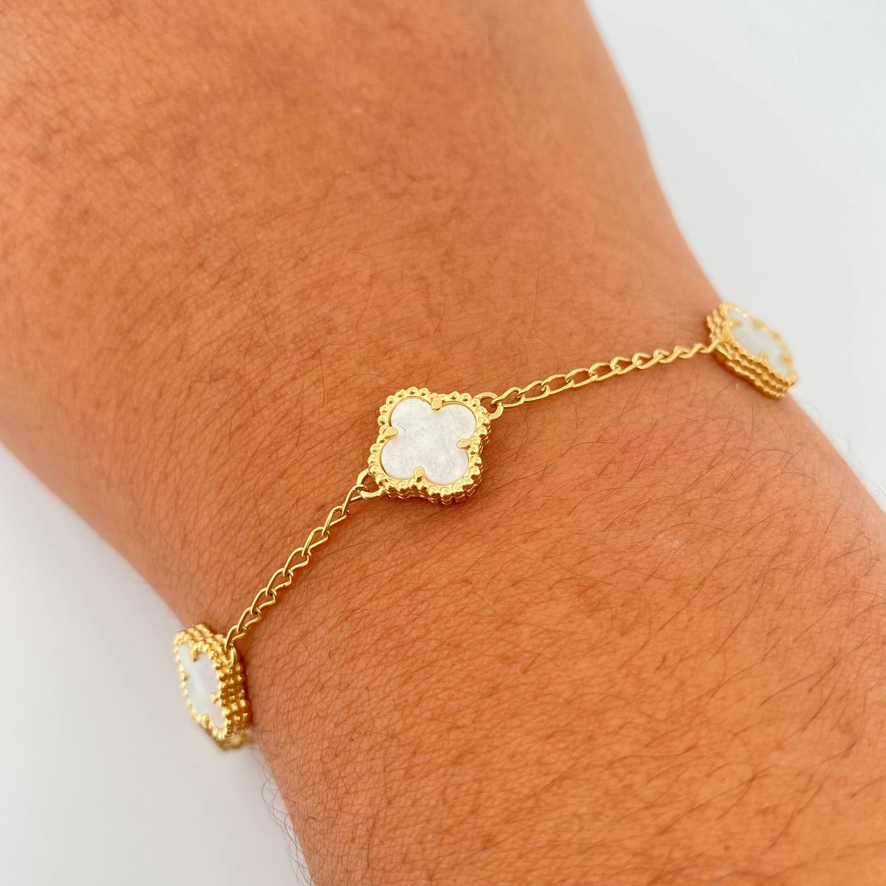 Pulso Espiga Trebol 6.45gr / 19cm / 1.6mm Nacar Blanco Oro Amarillo 18K $