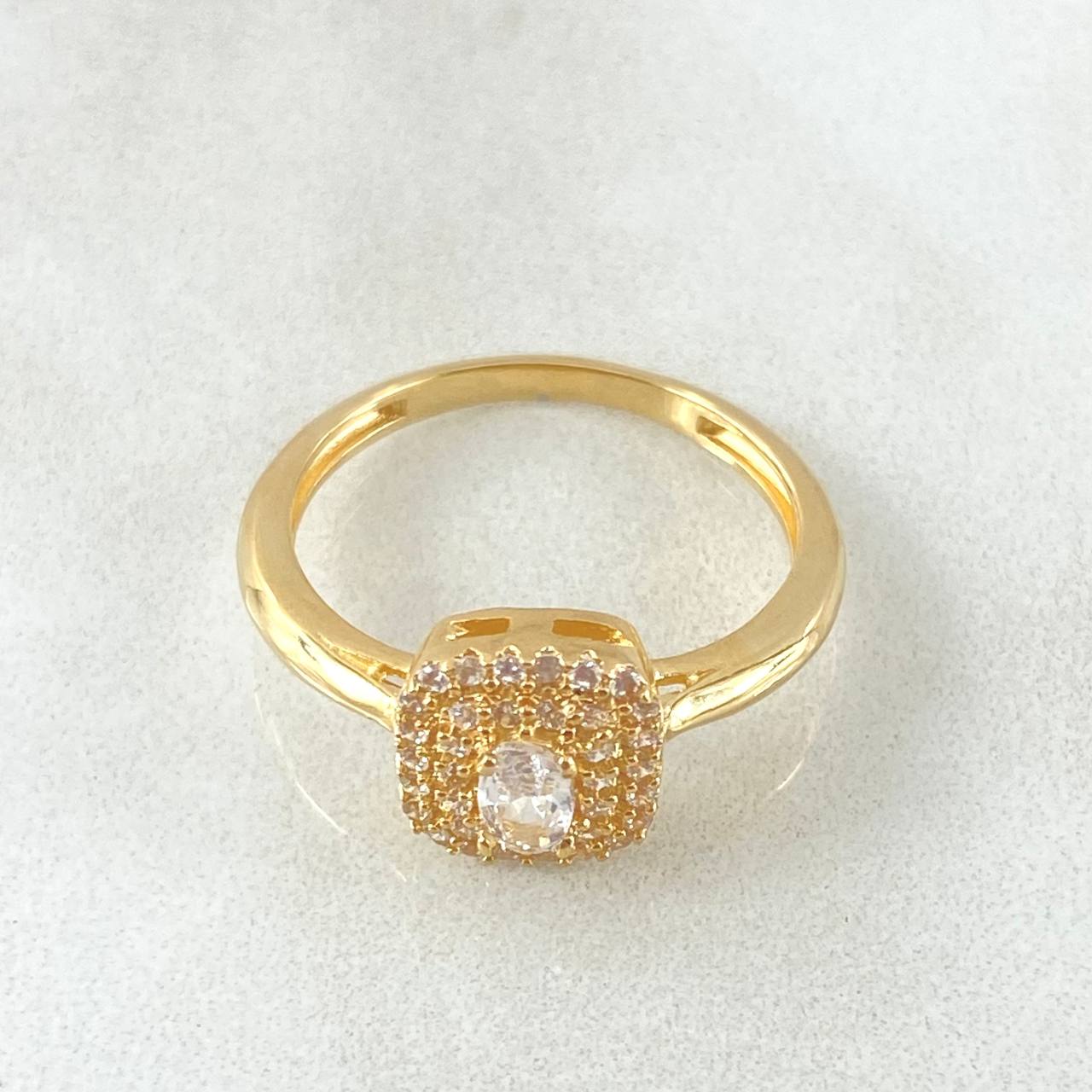 Square Halo Ring 2.6gr / Size 6 1/4 / 18K Gold ©