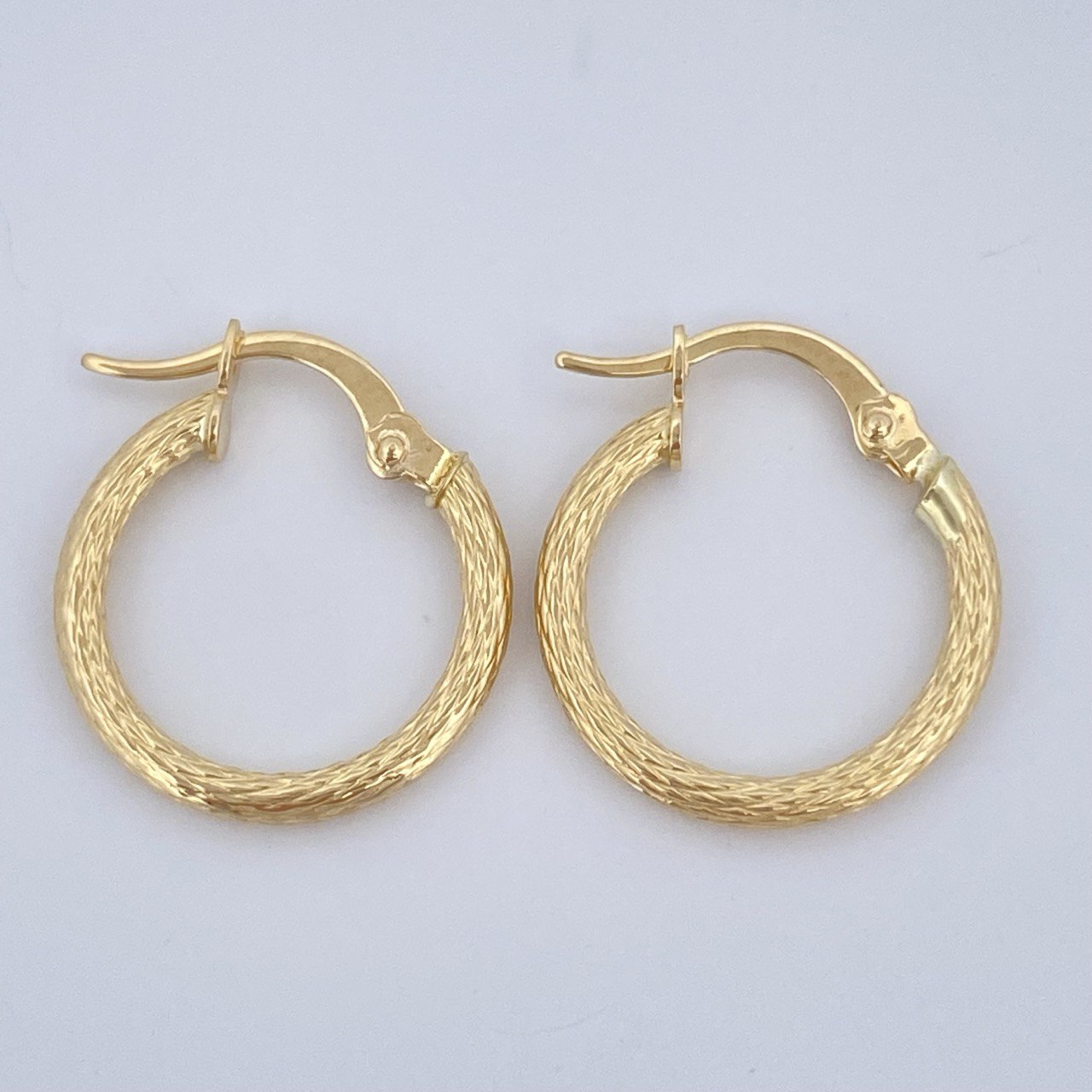 Hoop Earrings 1gr / 0.6in / 18K Gold &
