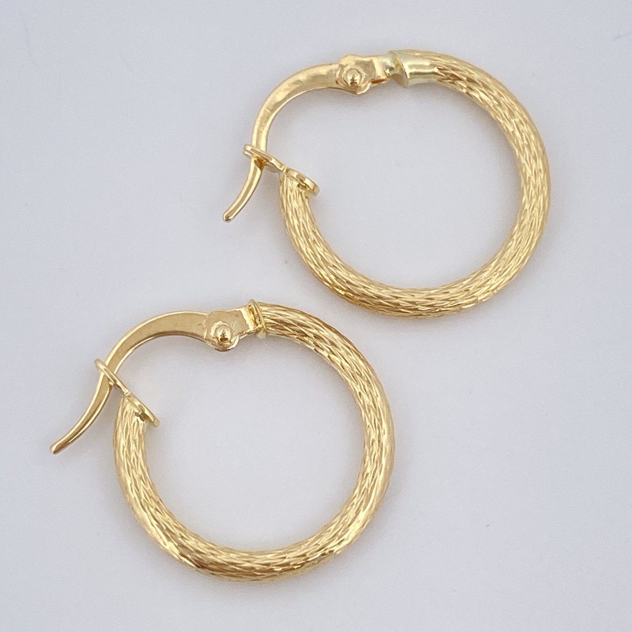 Hoop Earrings 1gr / 0.6in / 18K Gold &