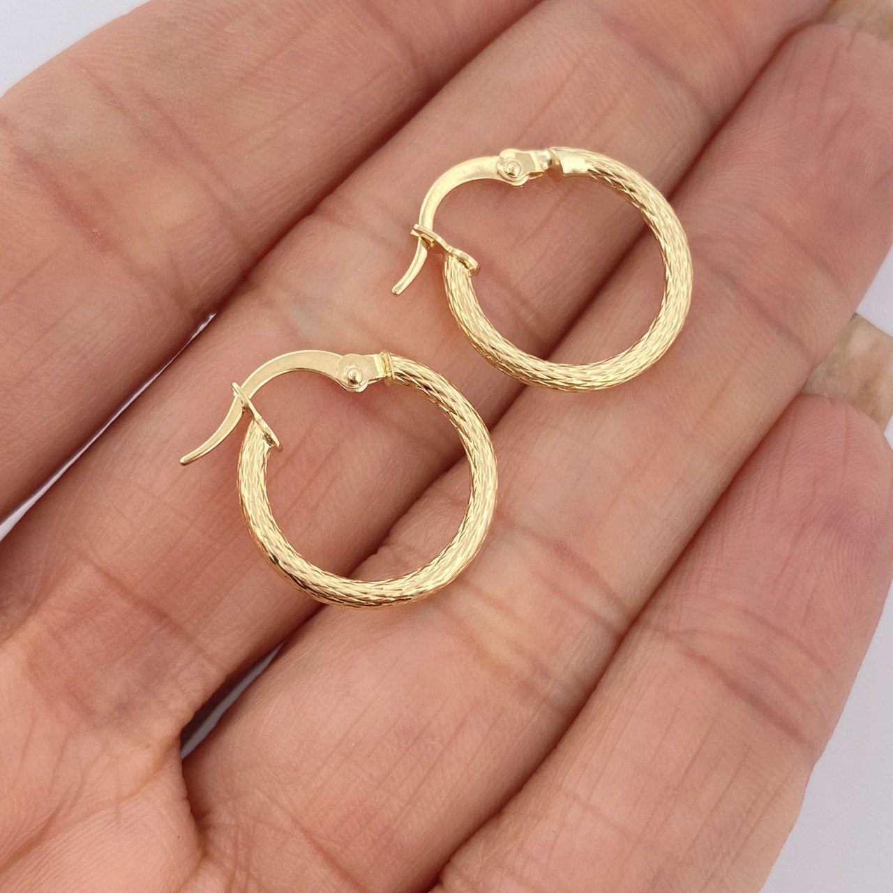 Hoop Earrings 1gr / 0.6in / 18K Gold &