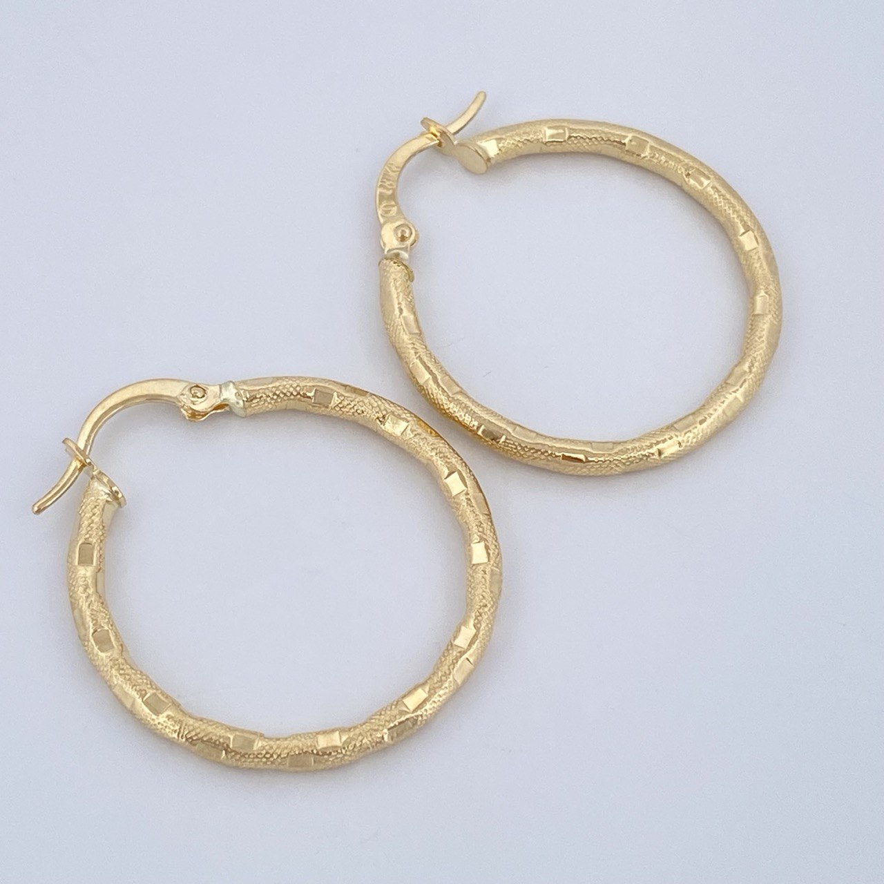 Hoop Earrings Sandra 1.65gr / 1.1in / 18K Gold &