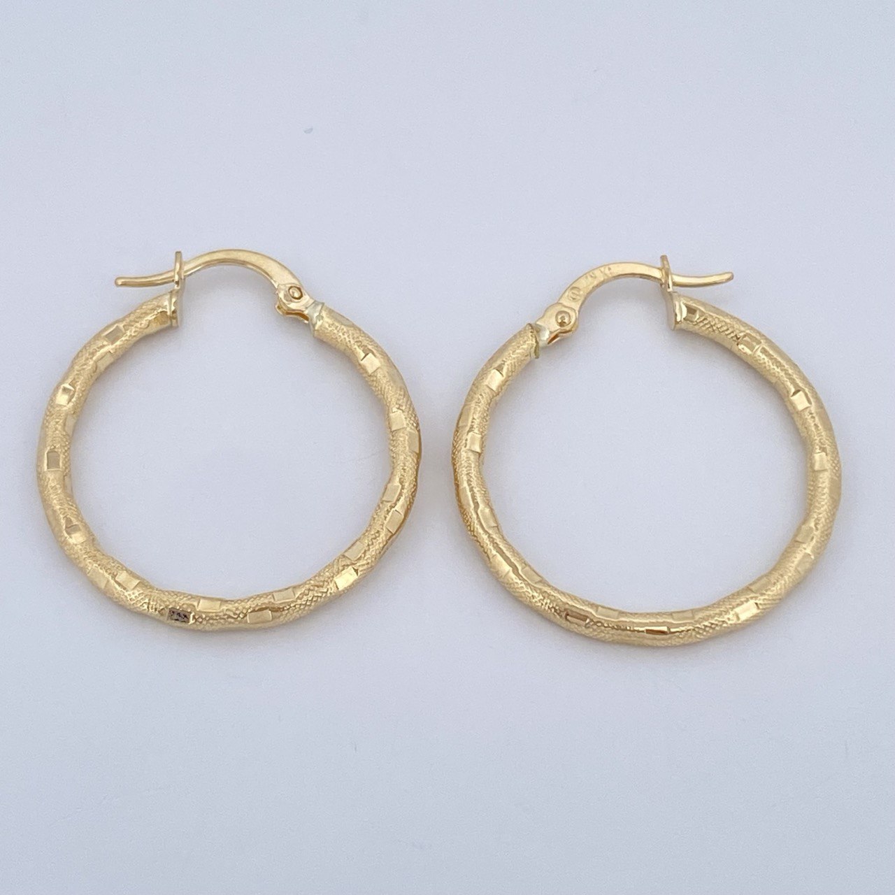 Hoop Earrings Sandra 1.65gr / 1.1in / 18K Gold &