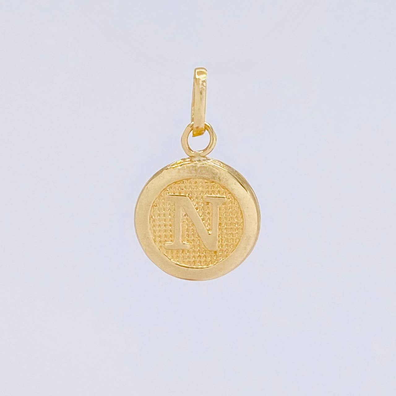 Dije Circulo Letra N 0.4g / 3/4 in Oro Amarillo 18K
