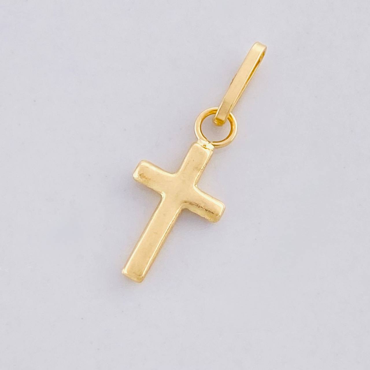 Dije Cruz Lisa 0.2g / 3/4 in Oro Amarillo 18K