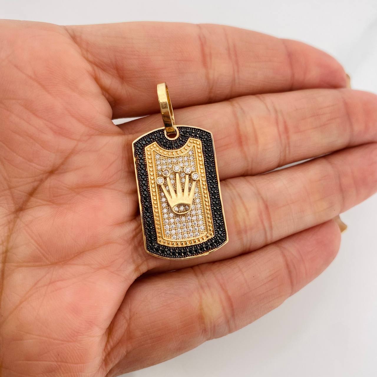 Pendant Medal Crown 7.1g / 1 1/2 in Two Golds Black Yellow 18K