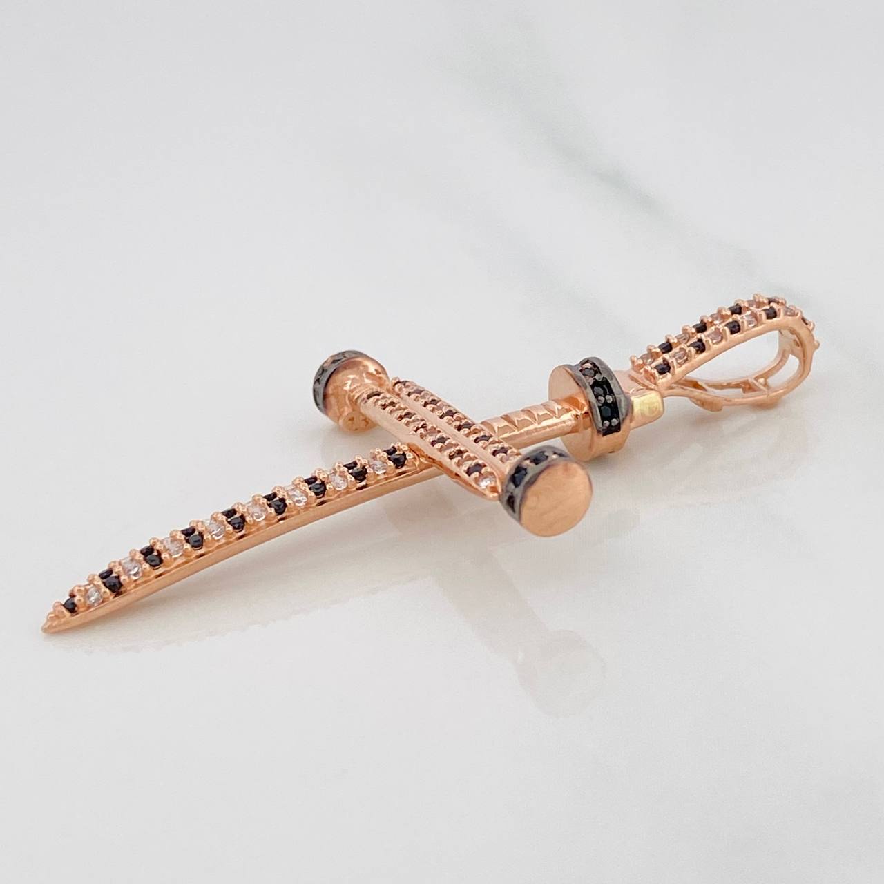 Dije Cruz Clavo 4.15g / 1 3/4 in Oro Rosa 18K