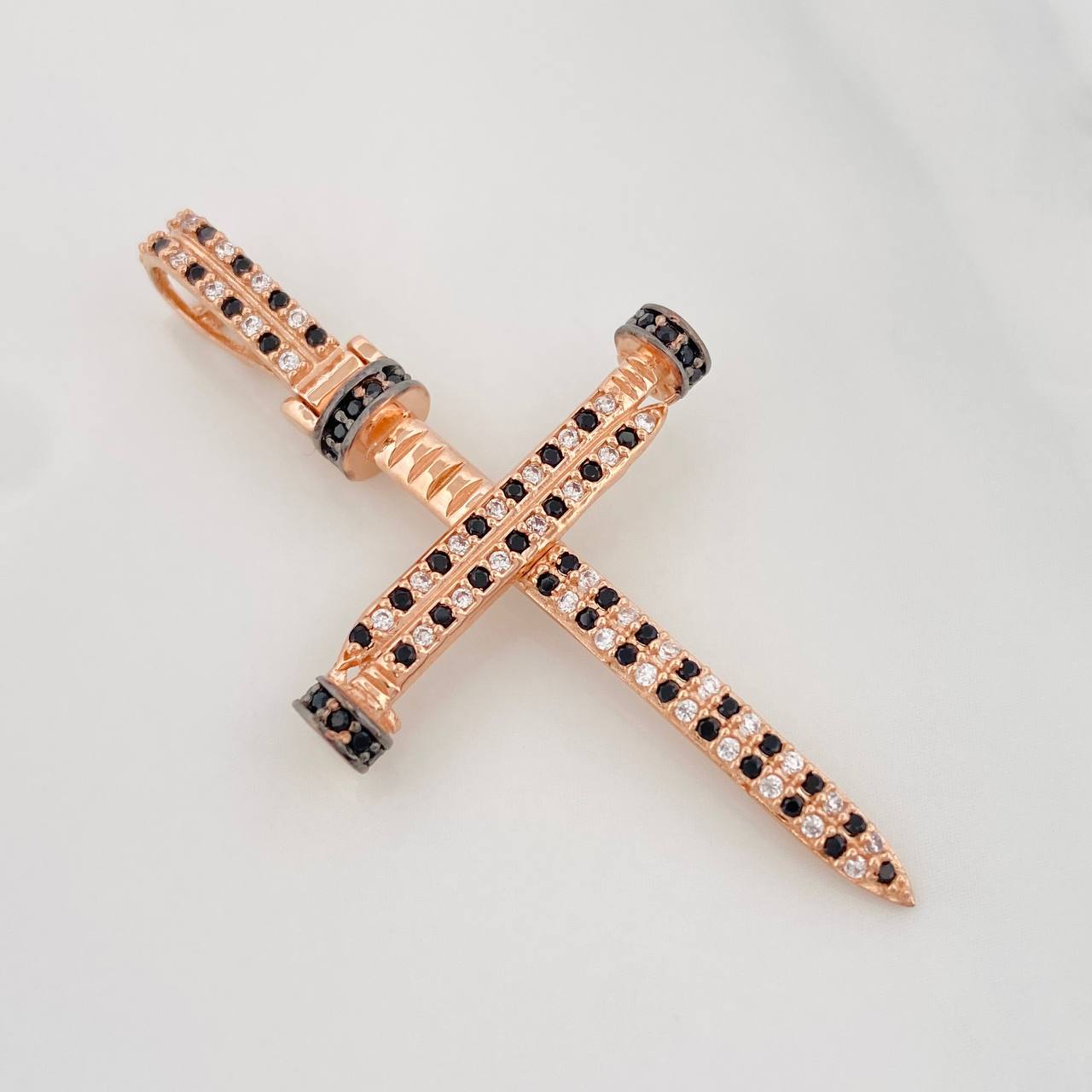 Dije Cruz Clavo 4.15g / 1 3/4 in Oro Rosa 18K
