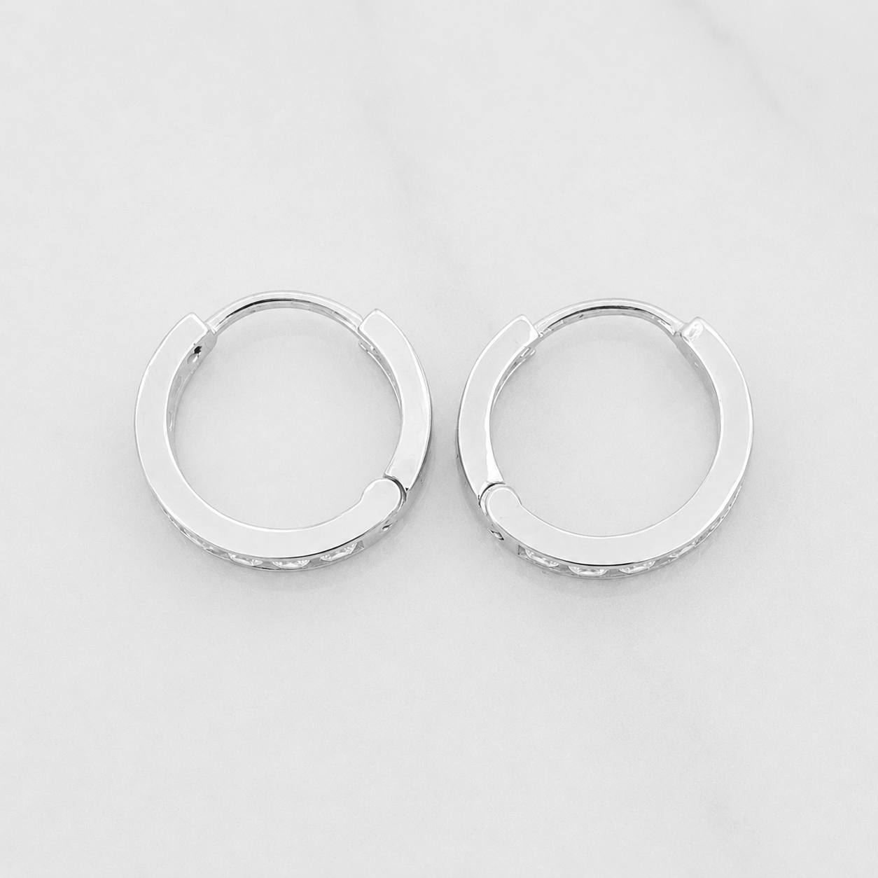 Hoop Earrings Carril 1.1g / 1/2 in 18K White Gold