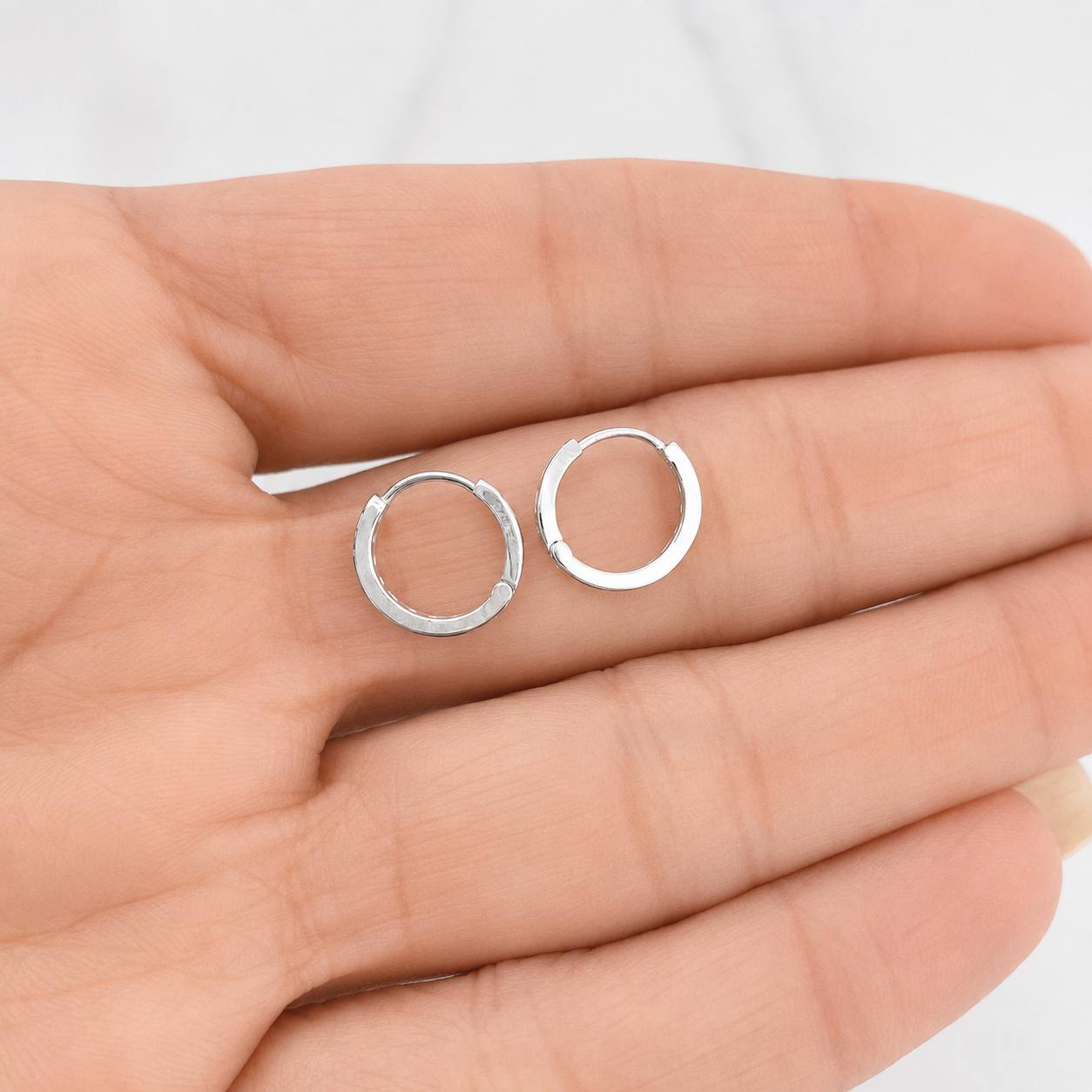 Hoop Earrings Carril 1.1g / 1/2 in 18K White Gold
