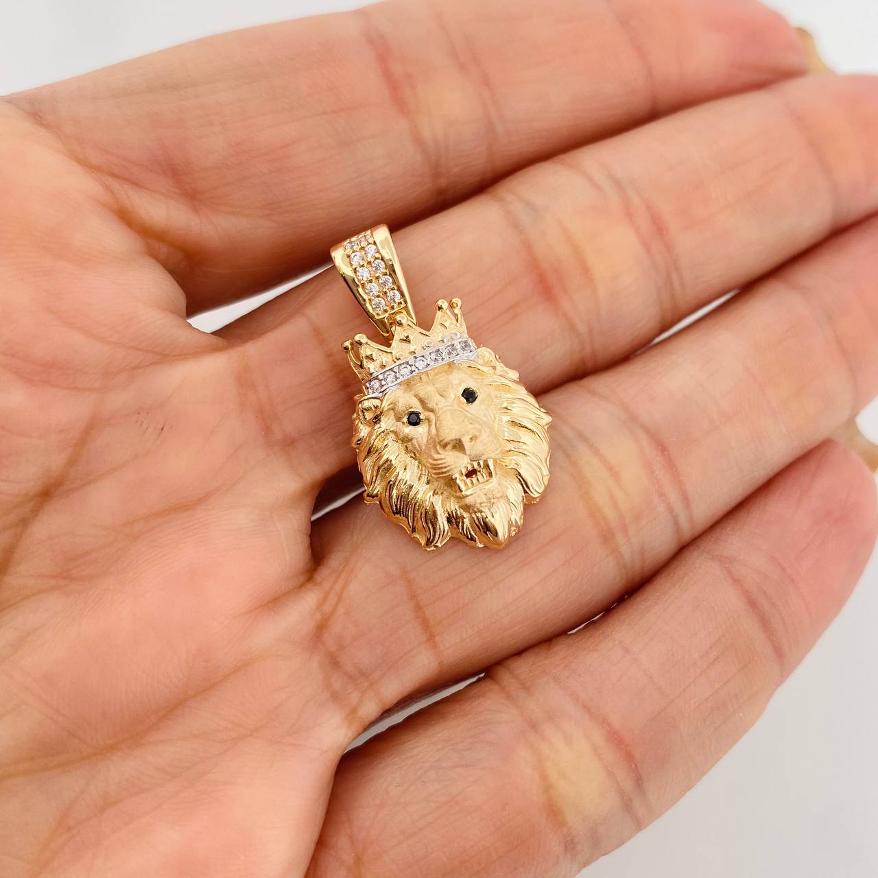 Dije León 3.85g / 1 1/4 in Dos Oros Amarillo Blanco 18K