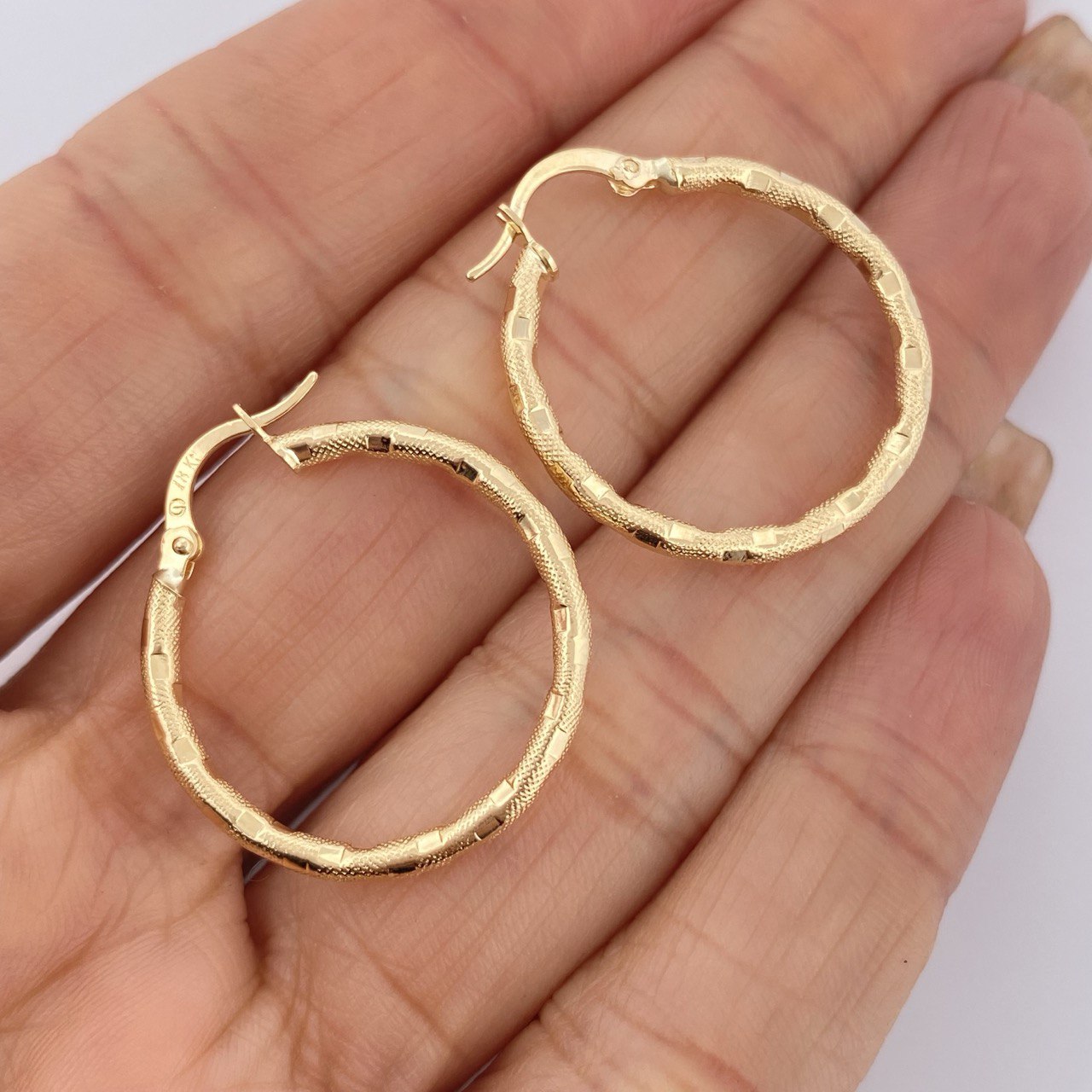 Hoop Earrings Sandra 1.65gr / 1.1in / 18K Gold &