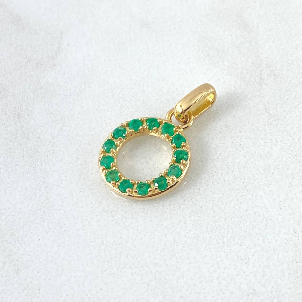 Dije Circulo 26pts Esmeraldas 1.75gr / 3/4 in / Oro Amarillo 18K *