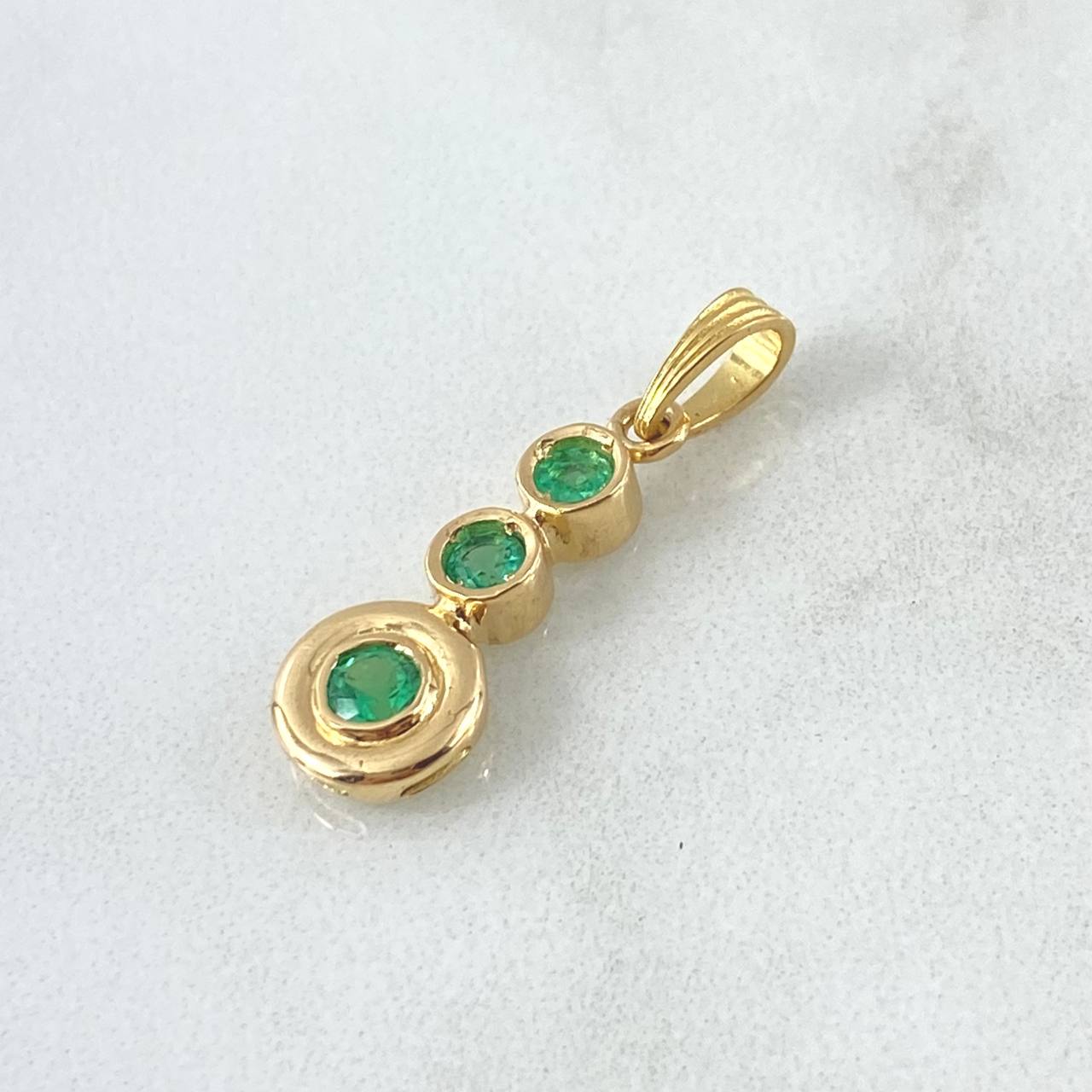 Dije Burbuja Secuencial 2.2gr / 2.8cm / 18 pts Esmeraldas Oro Amarillo 18K (Joya)