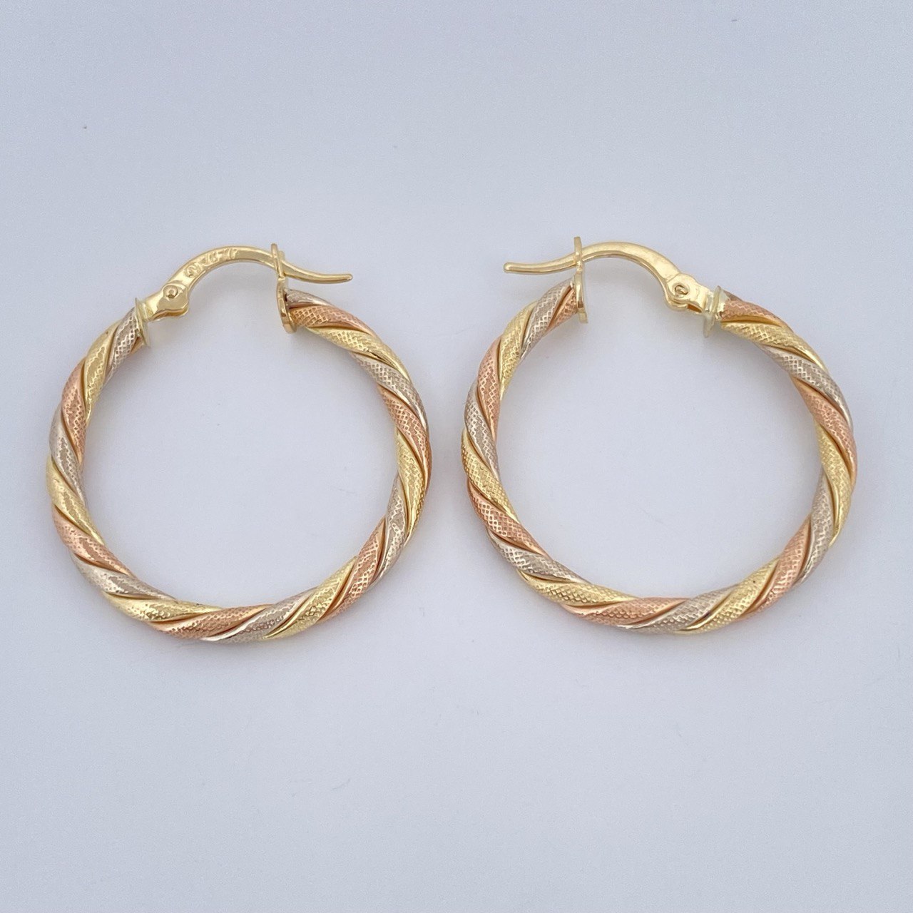 Hoop Earrings Mary 1.95gr / 1.1in / 18K Gold &