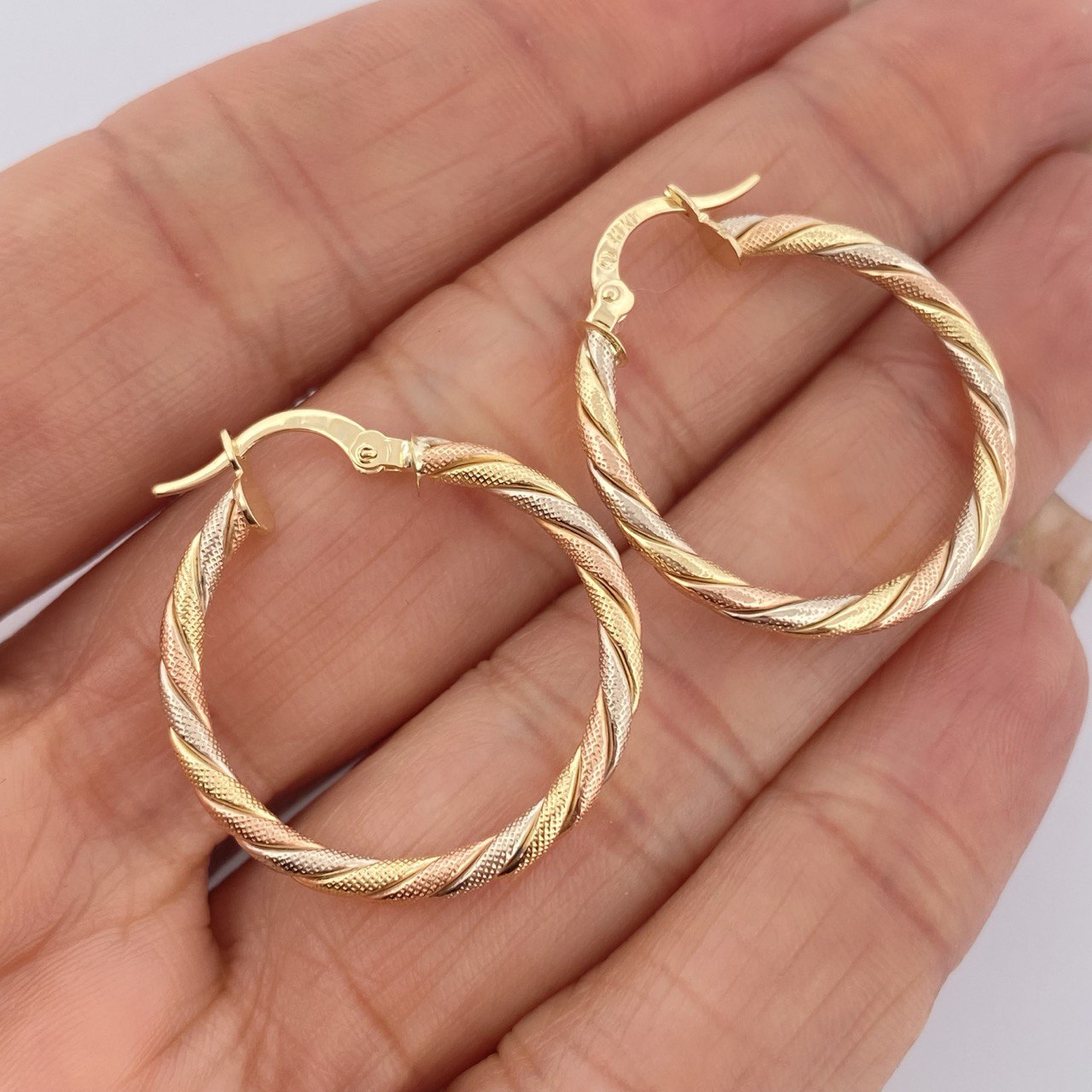 Hoop Earrings Mary 1.95gr / 1.1in / 18K Gold &