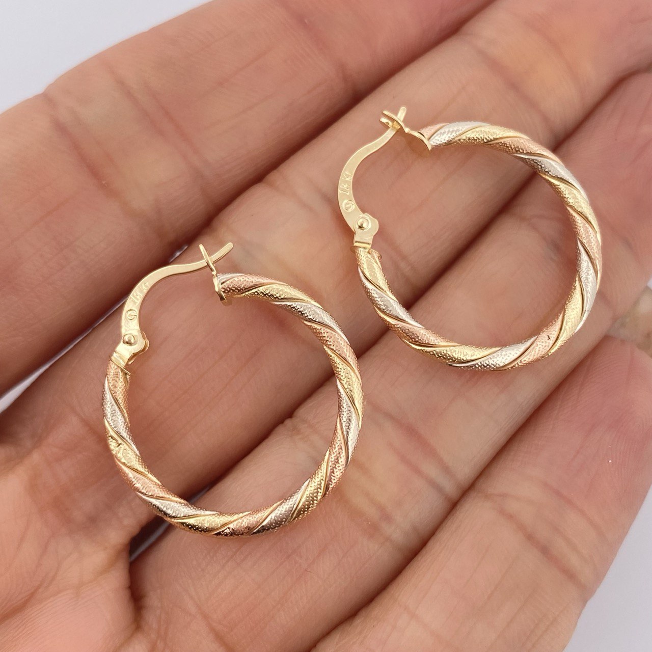 Hoop Earrings 1.65gr / 1.0in / 18K Gold &
