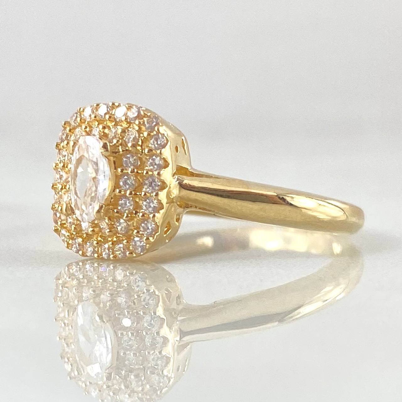 Square Halo Ring 2.9gr / Size 6 1/2 / 18K Gold ©