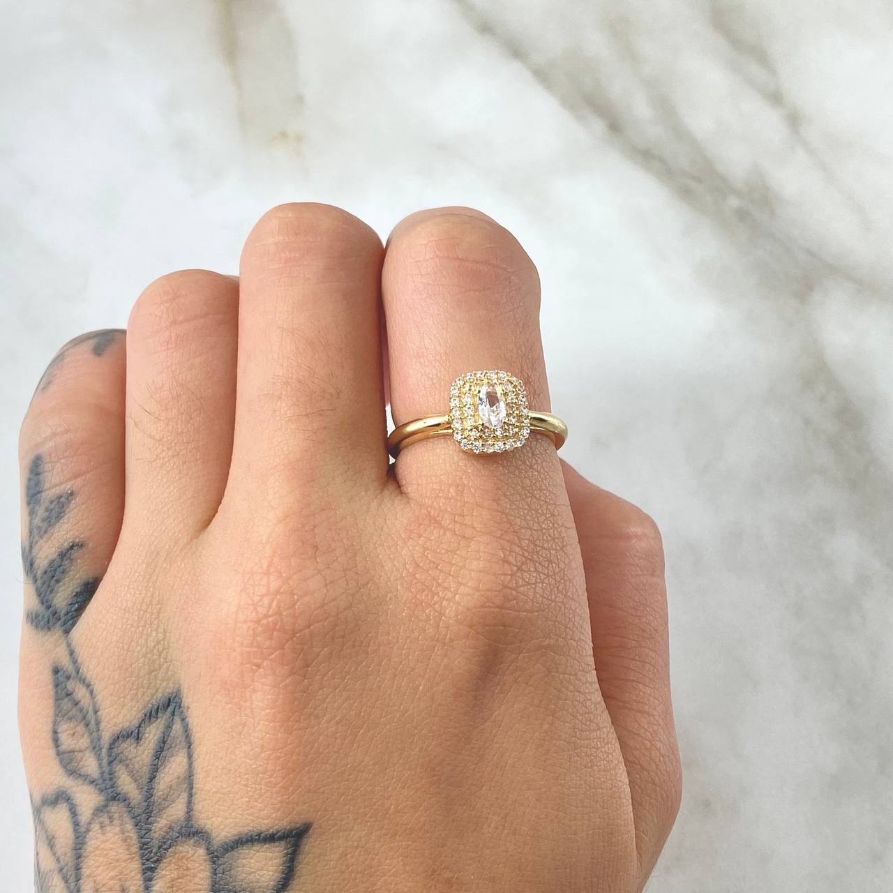 Square Halo Ring 2.9gr / Size 6 1/2 / 18K Gold ©