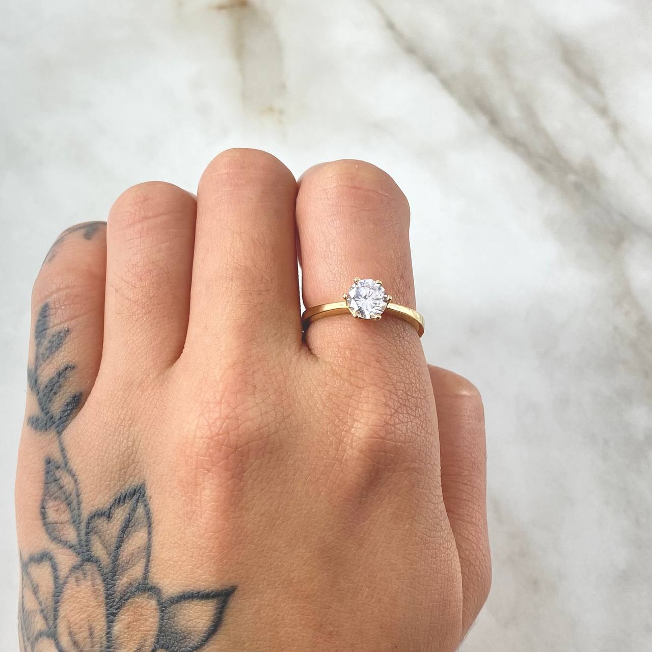 Smooth Solitaire Ring Six Prongs 2.8gr / Size 6 1/2 / 18K Gold ©