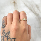 Solitaire Ring Curved Prongs 1.9gr / Size 5 3/4 / 18K Gold ©