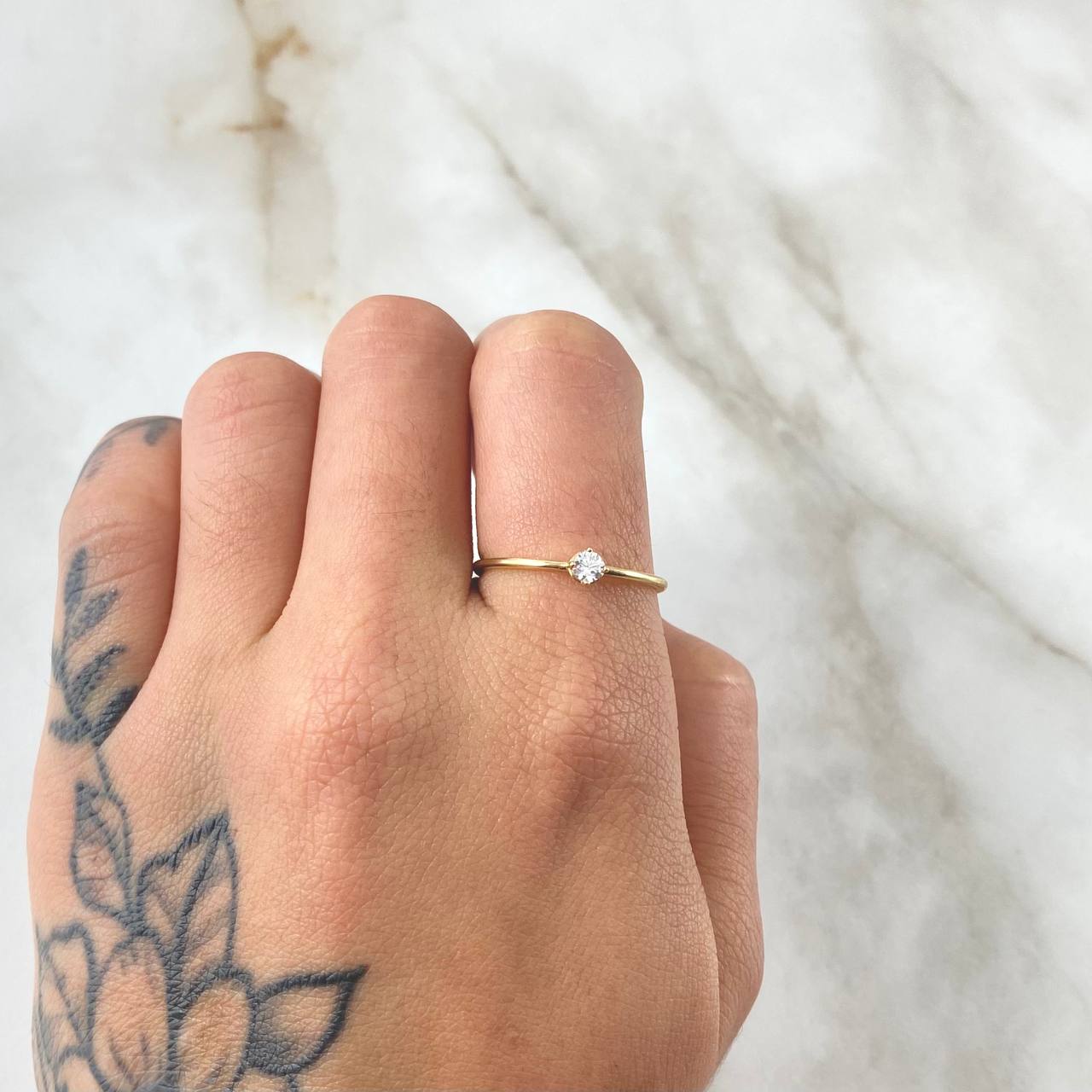 Smooth Circular Solitaire Ring 1.15gr / Size 7 1/4 / 18K Gold ©