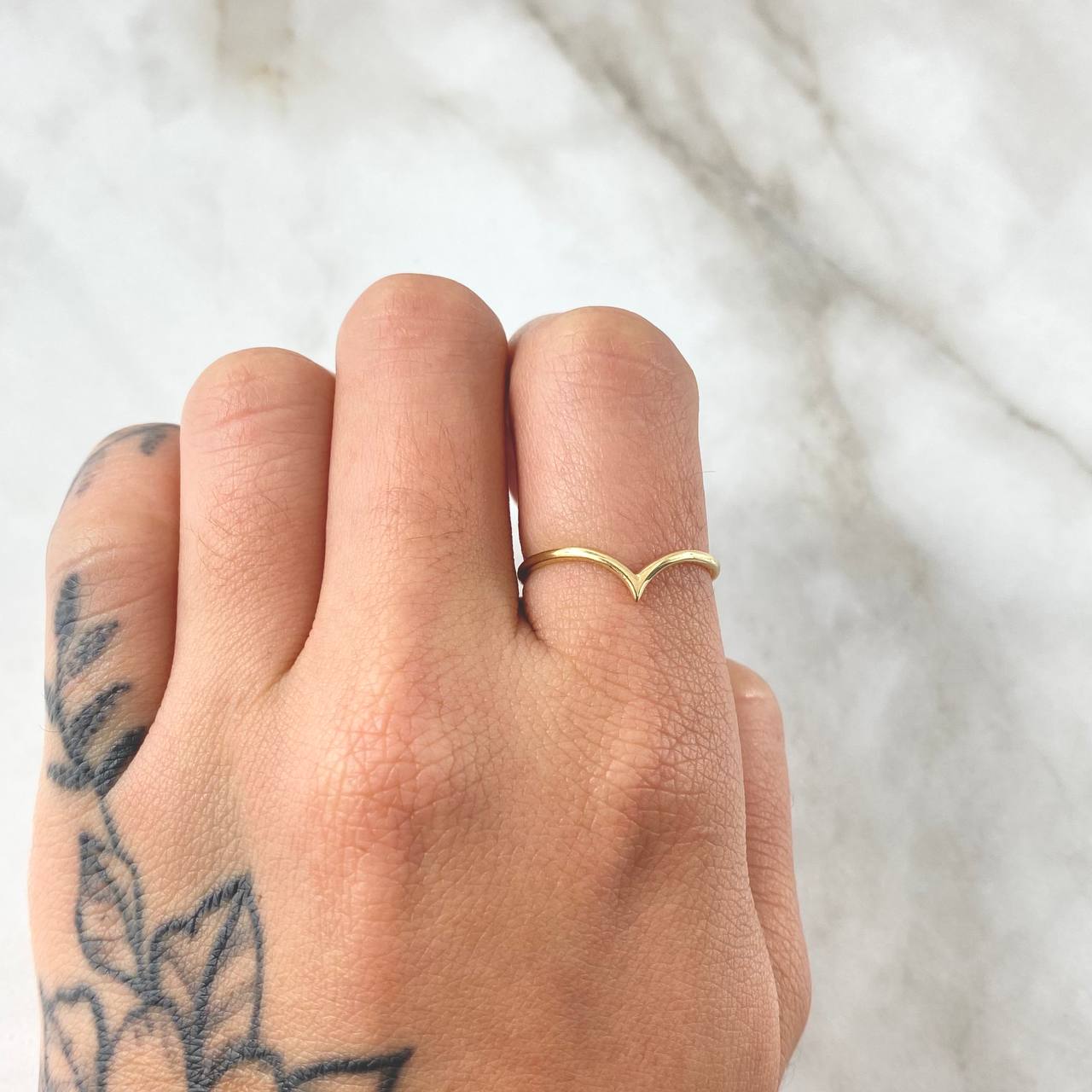 V Curve Ring 1gr / T7 1/2 / 18K Gold ©