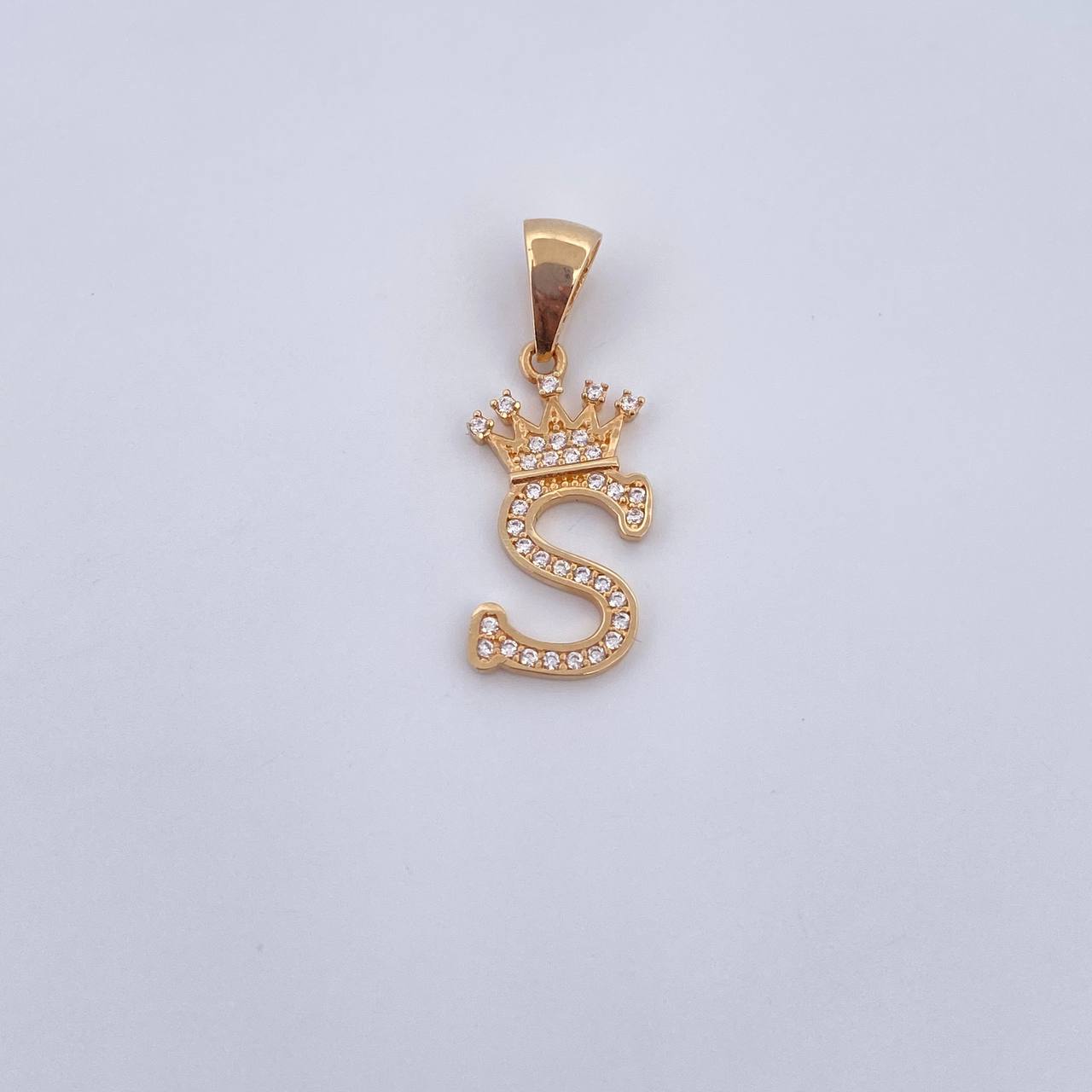 Dije Letra S Corona 1.6gr / 2.6cm / Circones Blancos Oro Amarillo 18K &