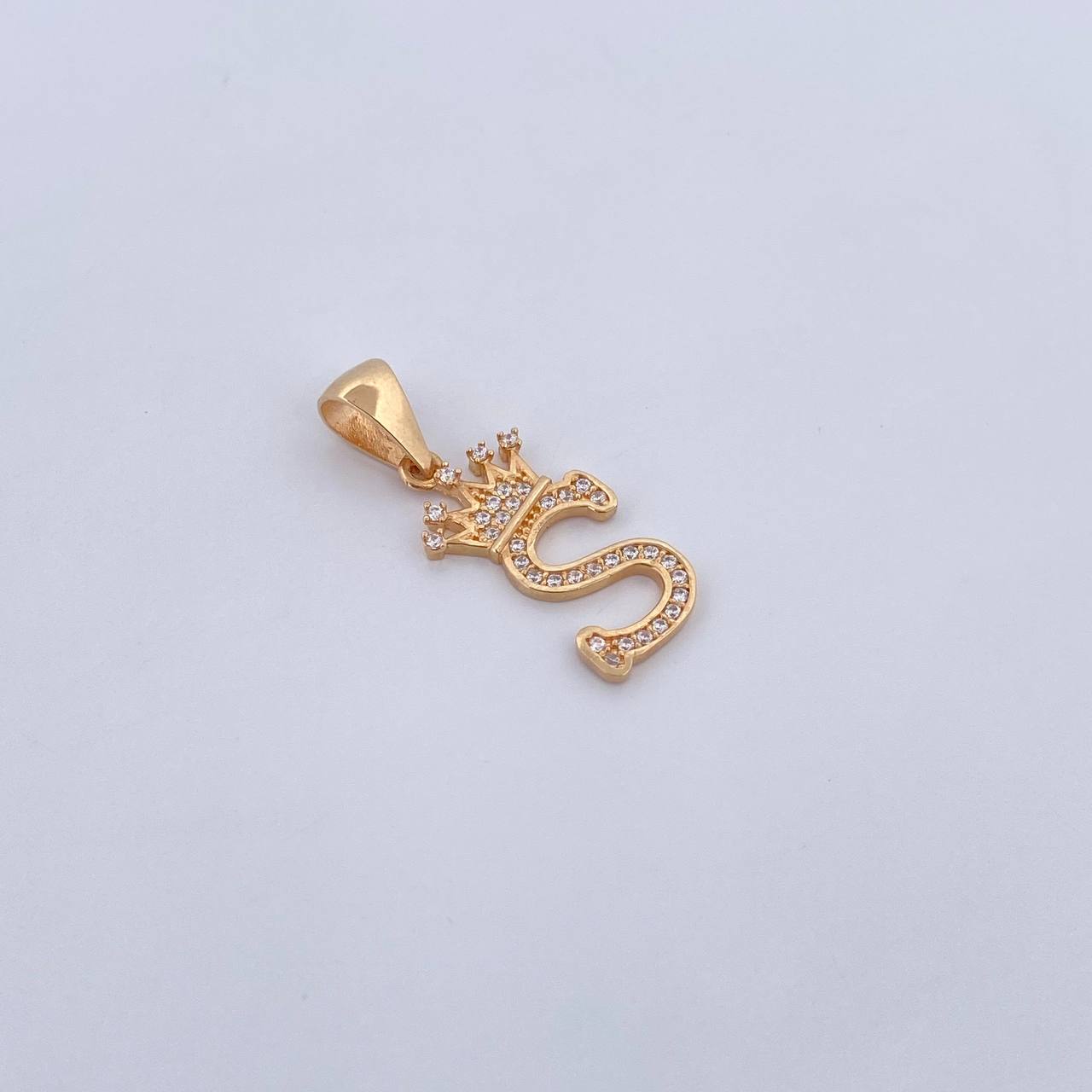 Dije Letra S Corona 1.6gr / 2.6cm / Circones Blancos Oro Amarillo 18K &
