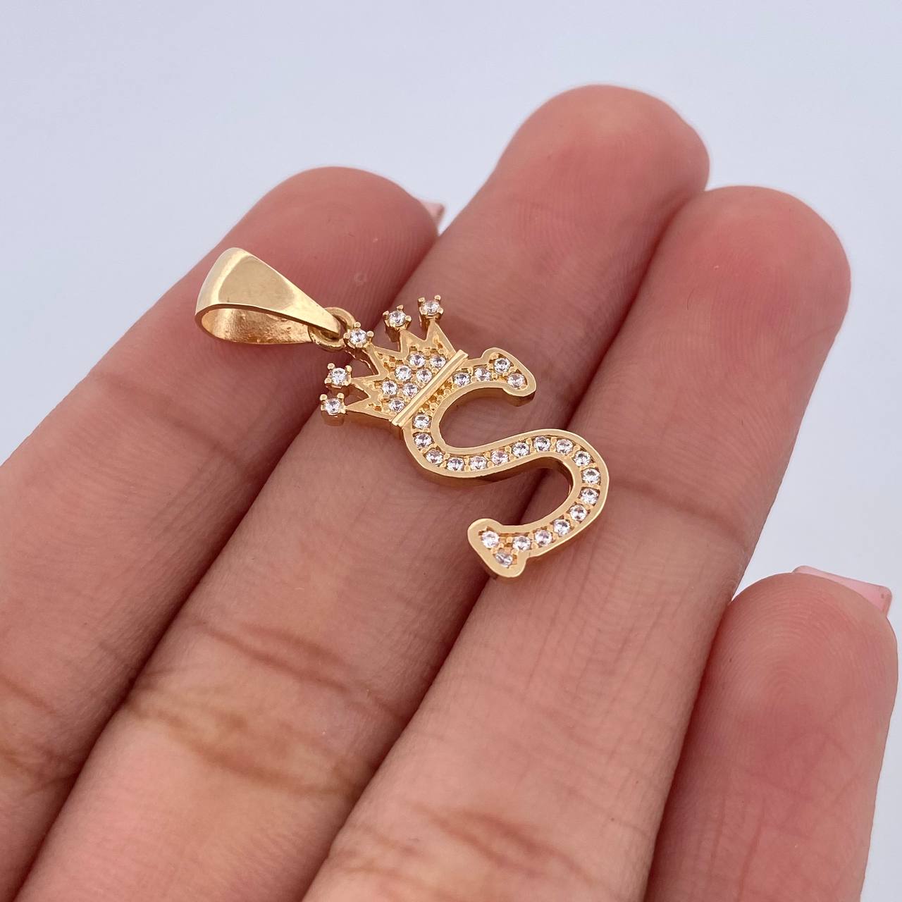 Dije Letra S Corona 1.45gr / 2.7cm / Circones Blancos Oro Amarillo 18K &