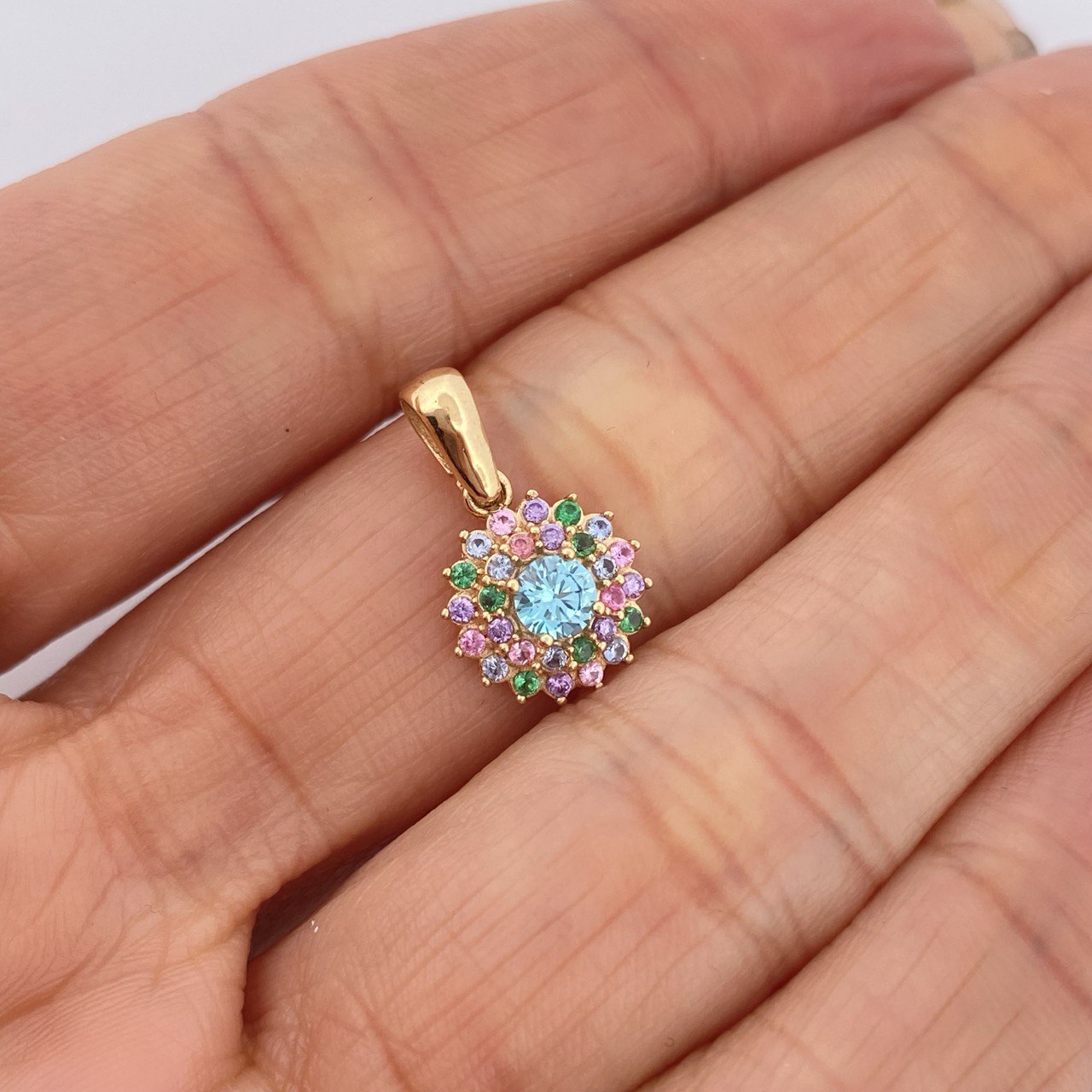 Lotus Flower Pendant 1.75gr / 1.8cm / 18K Gold !