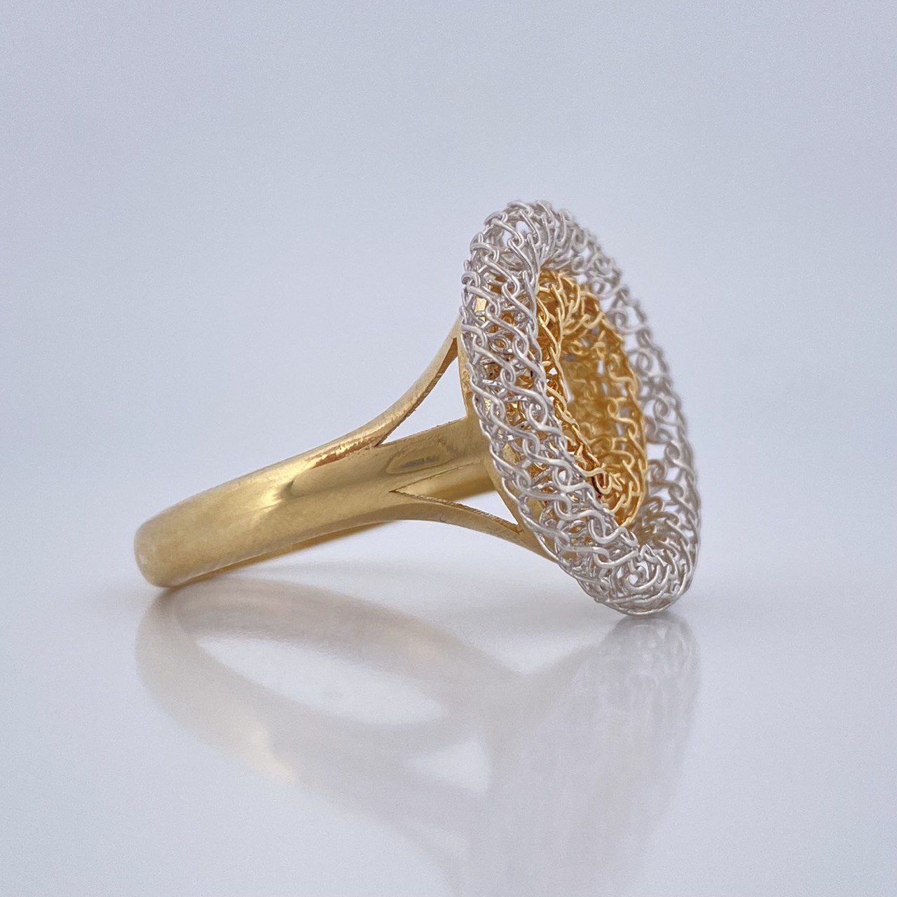 Hoop Ring 4.65gr / Size 6 1/2 / 18K Gold $