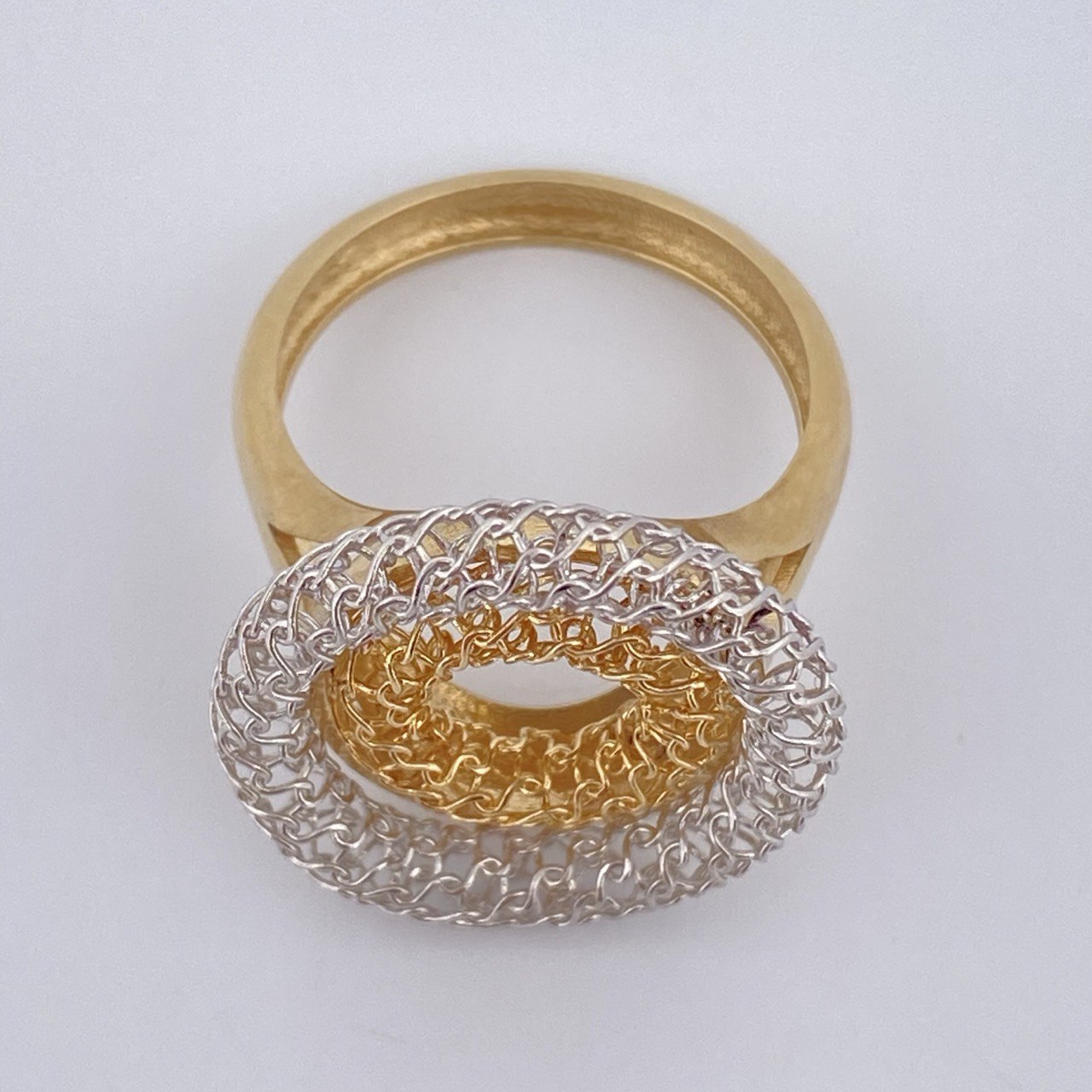 Hoop Ring 4.65gr / Size 6 1/2 / 18K Gold $