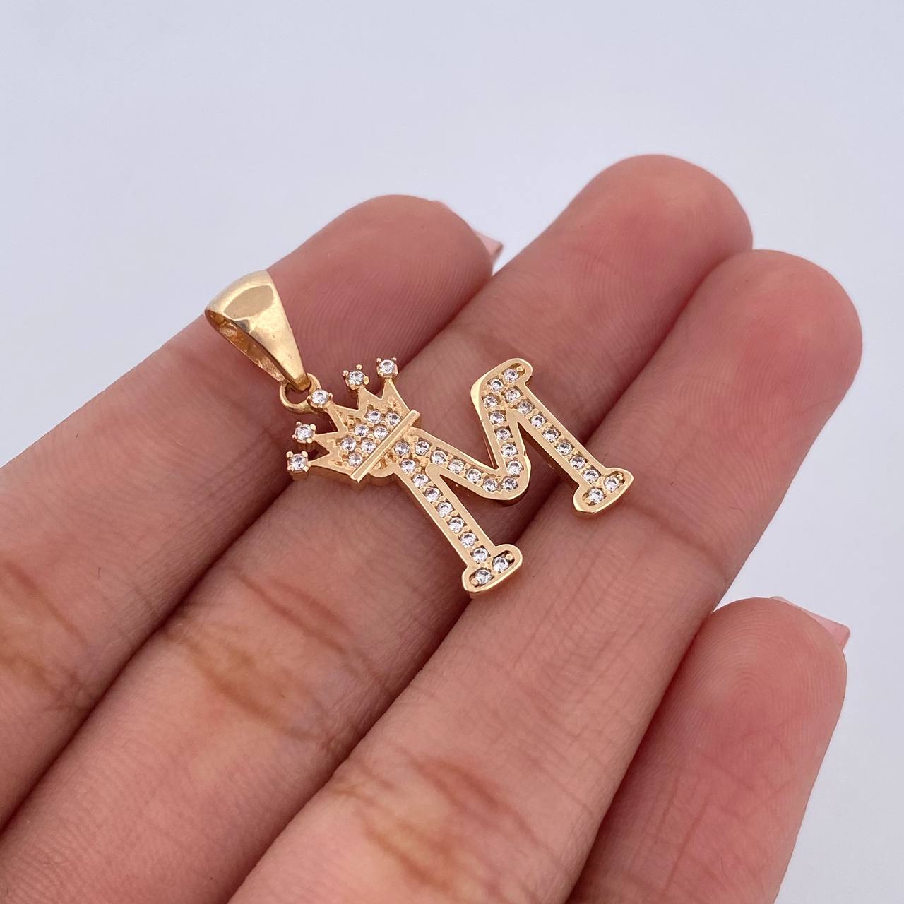 Dije Letra M Corona 2.05gr / 2.8cm / Circones Blancos Oro Amarillo 18K &