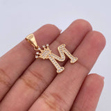 Dije Letra M Corona 2.05gr / 2.8cm / Circones Blancos Oro Amarillo 18K &