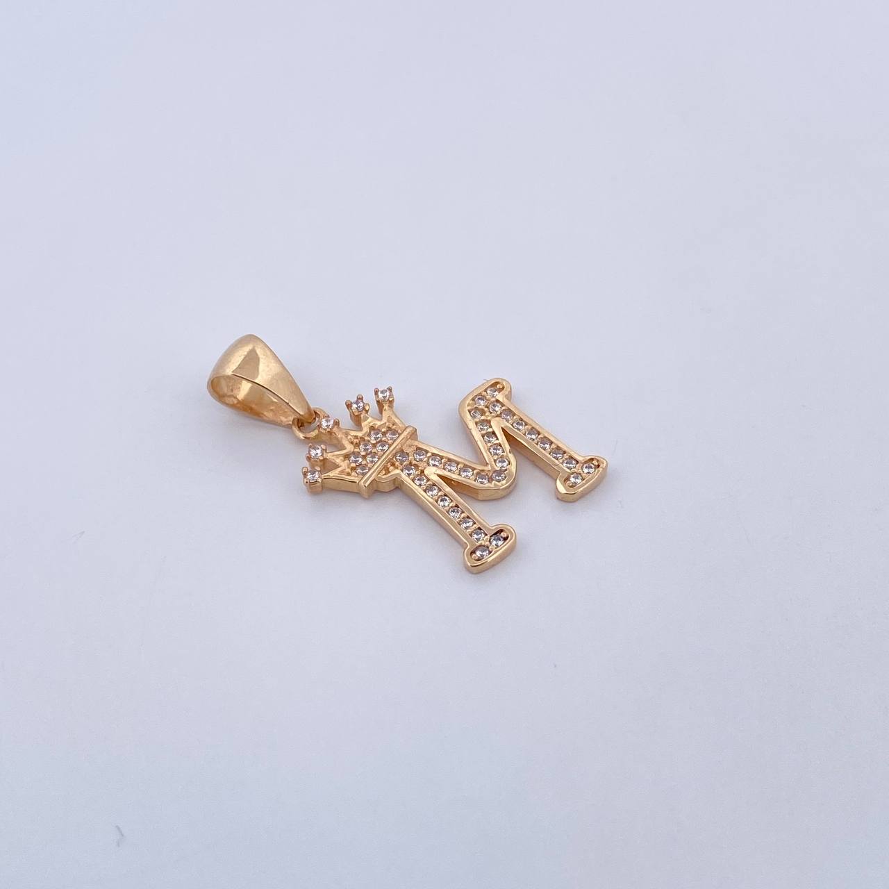 Dije Letra M Corona 2.05gr / 2.8cm / Circones Blancos Oro Amarillo 18K &