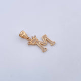 Dije Letra M Corona 2.05gr / 2.8cm / Circones Blancos Oro Amarillo 18K &