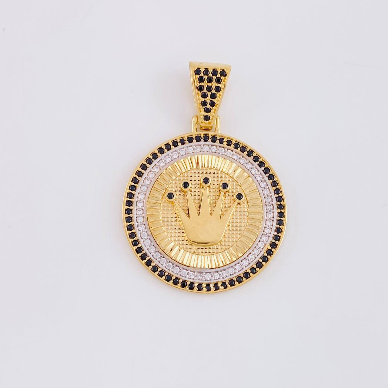 Dije Medalla Corona 6.95g / 1 1/2 in Dos Oros Amarillo Blanco 18K