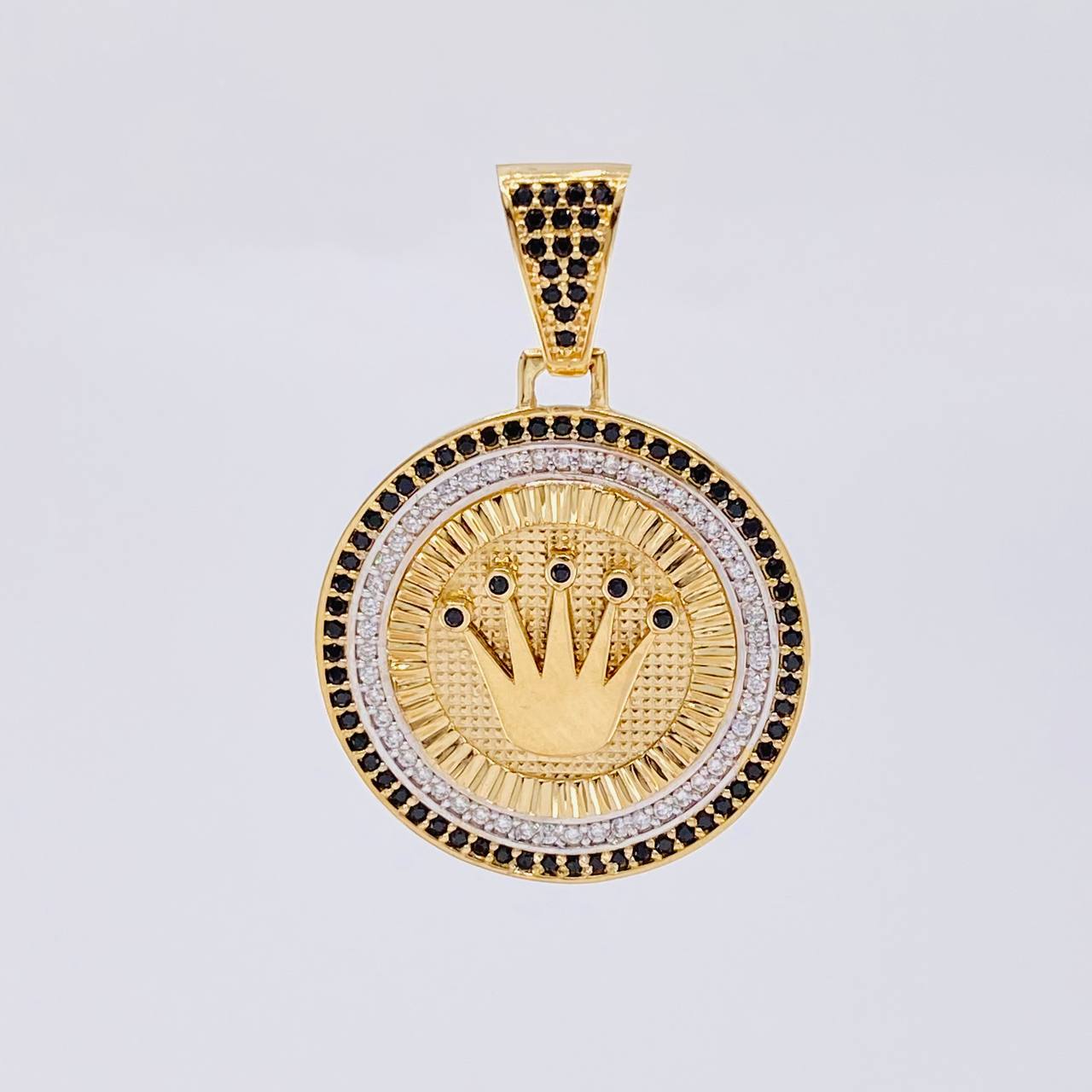 Dije Medalla Corona 6.95g / 1 1/2 in Dos Oros Amarillo Blanco 18K