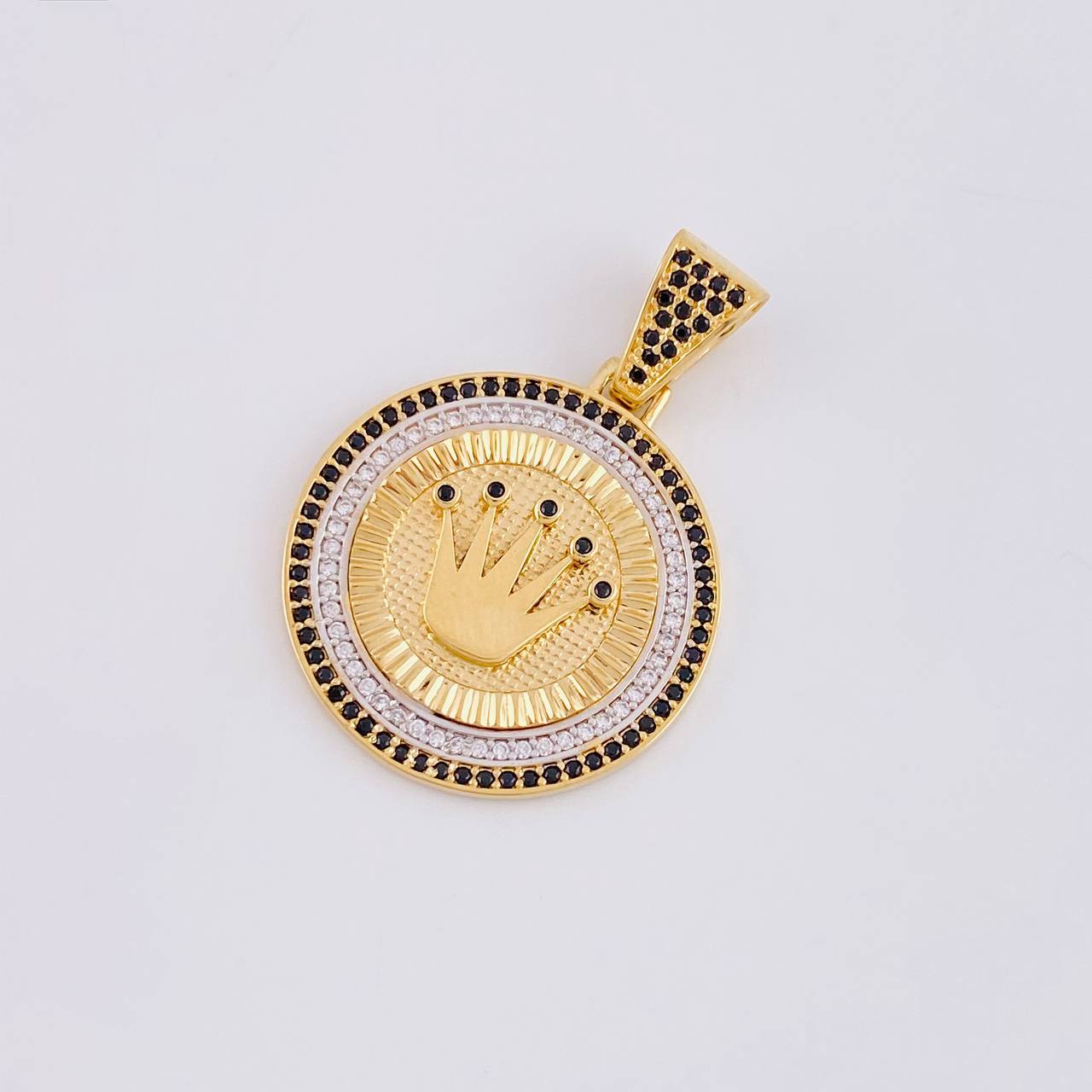 Dije Medalla Corona 6.95g / 1 1/2 in Dos Oros Amarillo Blanco 18K
