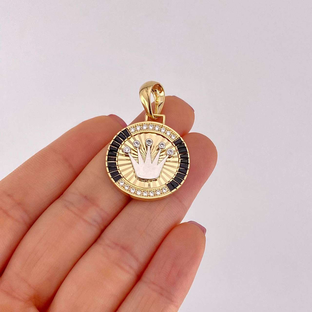 Dije Medalla Corona 5.6g / 1 1/2 in Dos Oros Amarillo Blanco 18K