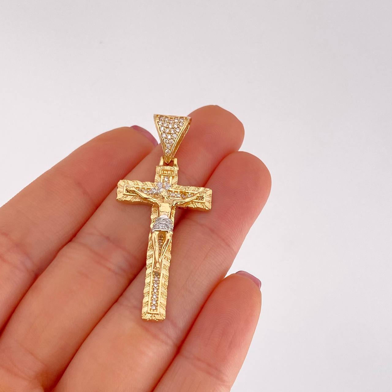 Dije Cruz Cristo 5.85g / 1 3/4 in Dos Oros Amarillo Blanco 18K